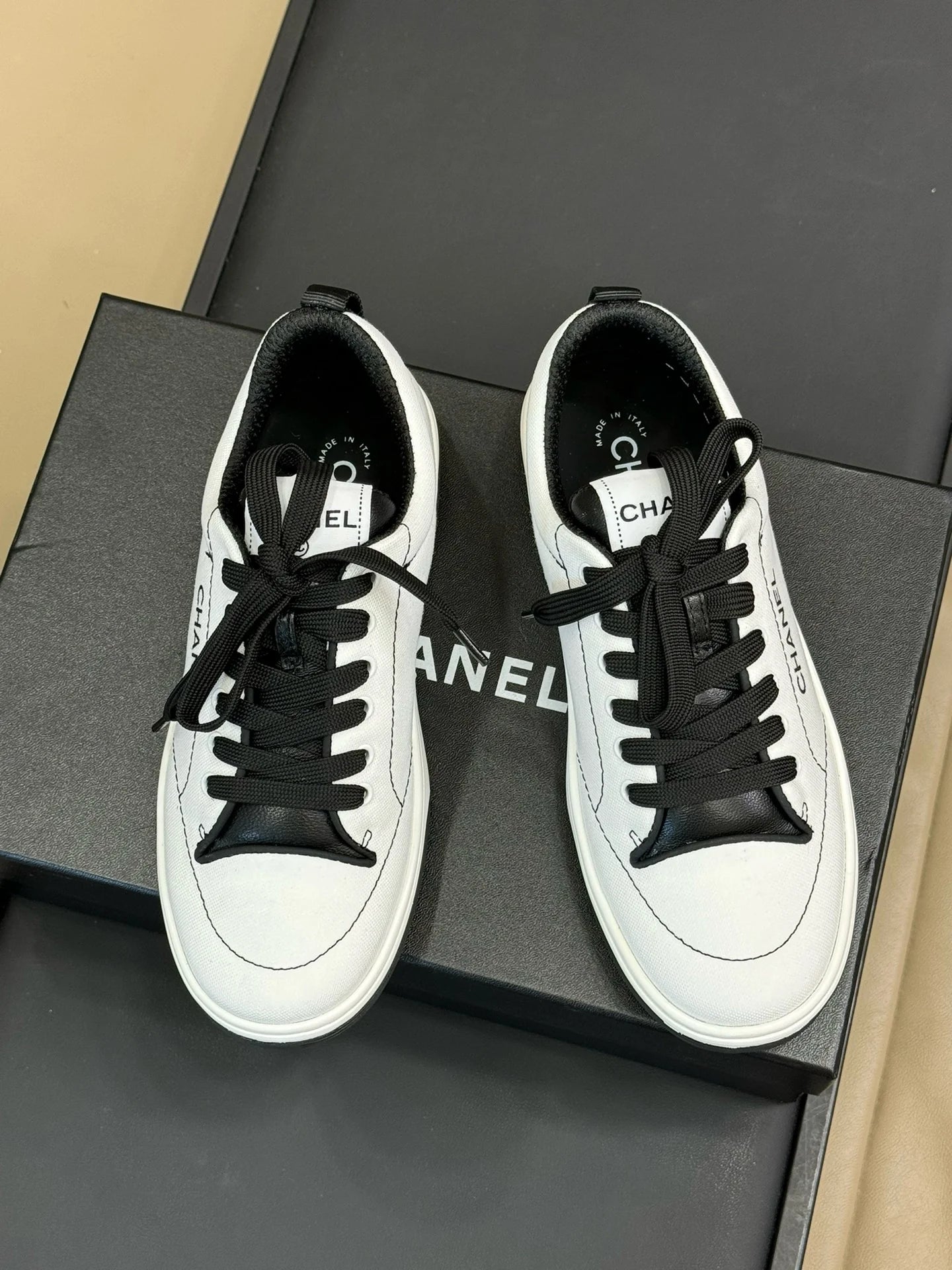 CHANEL SNEAKER