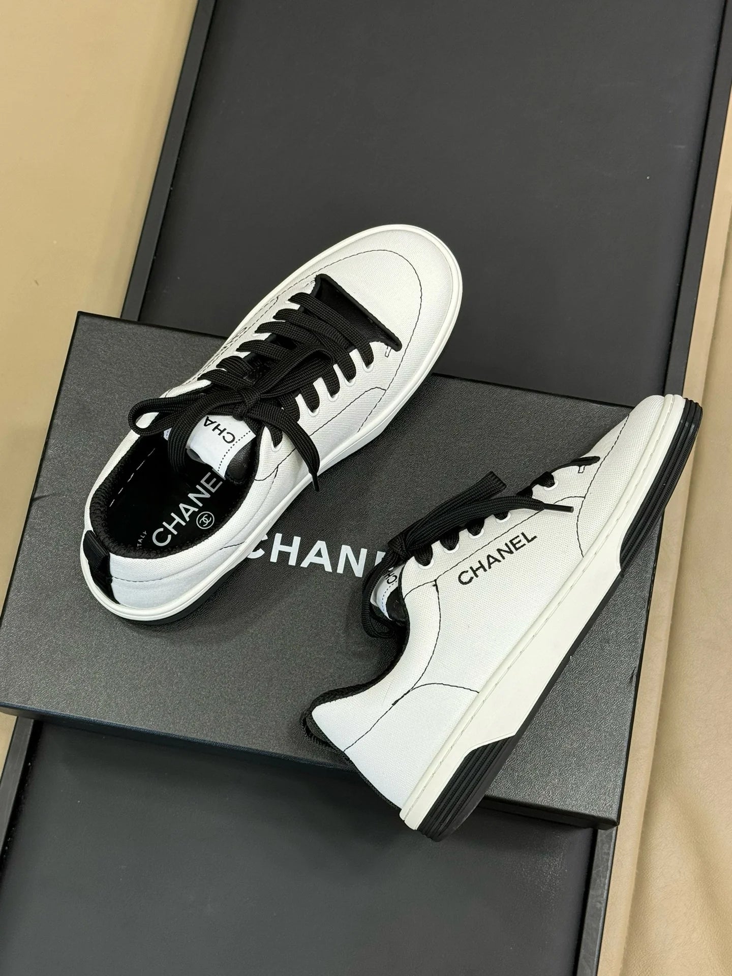 CHANEL SNEAKER
