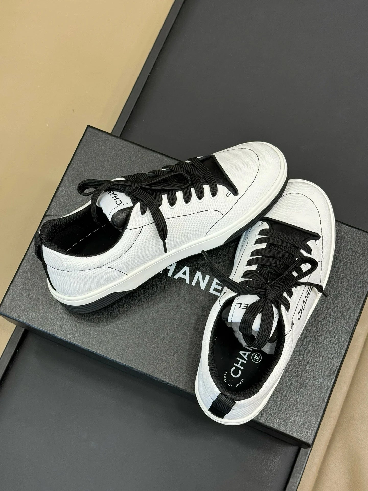 CHANEL SNEAKER