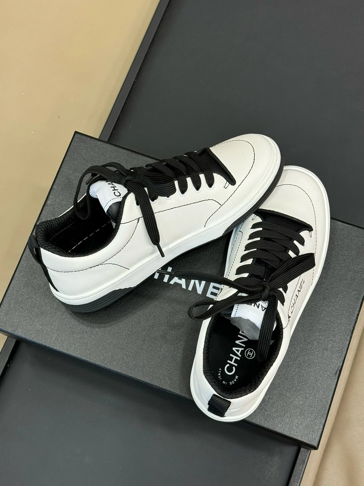 CHANEL SNEAKER