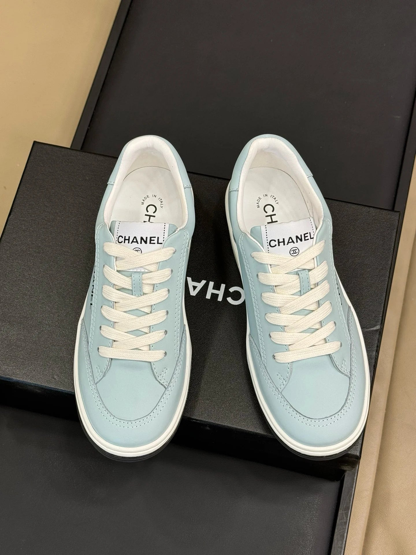 CHANEL SNEAKER