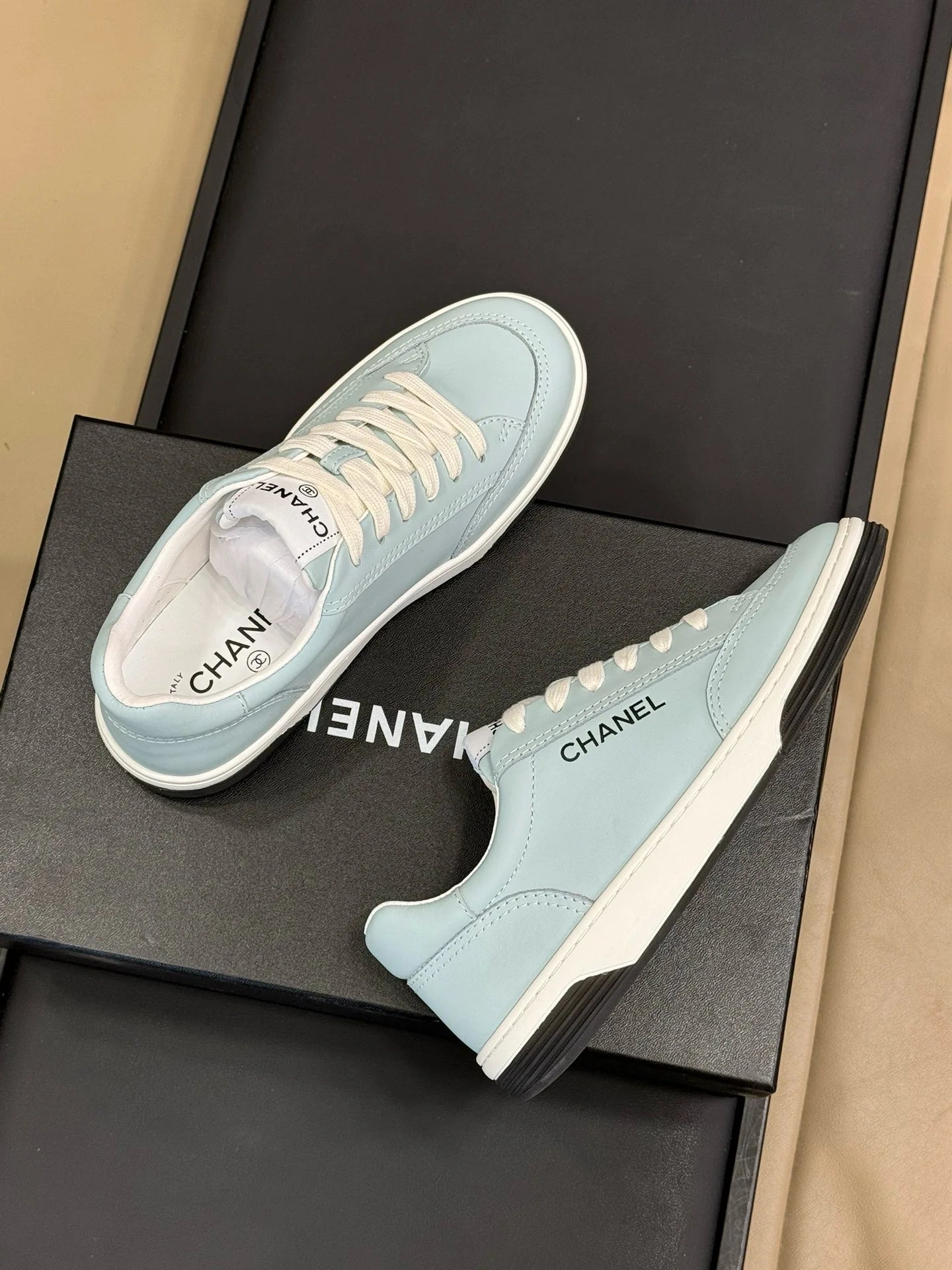 CHANEL SNEAKER