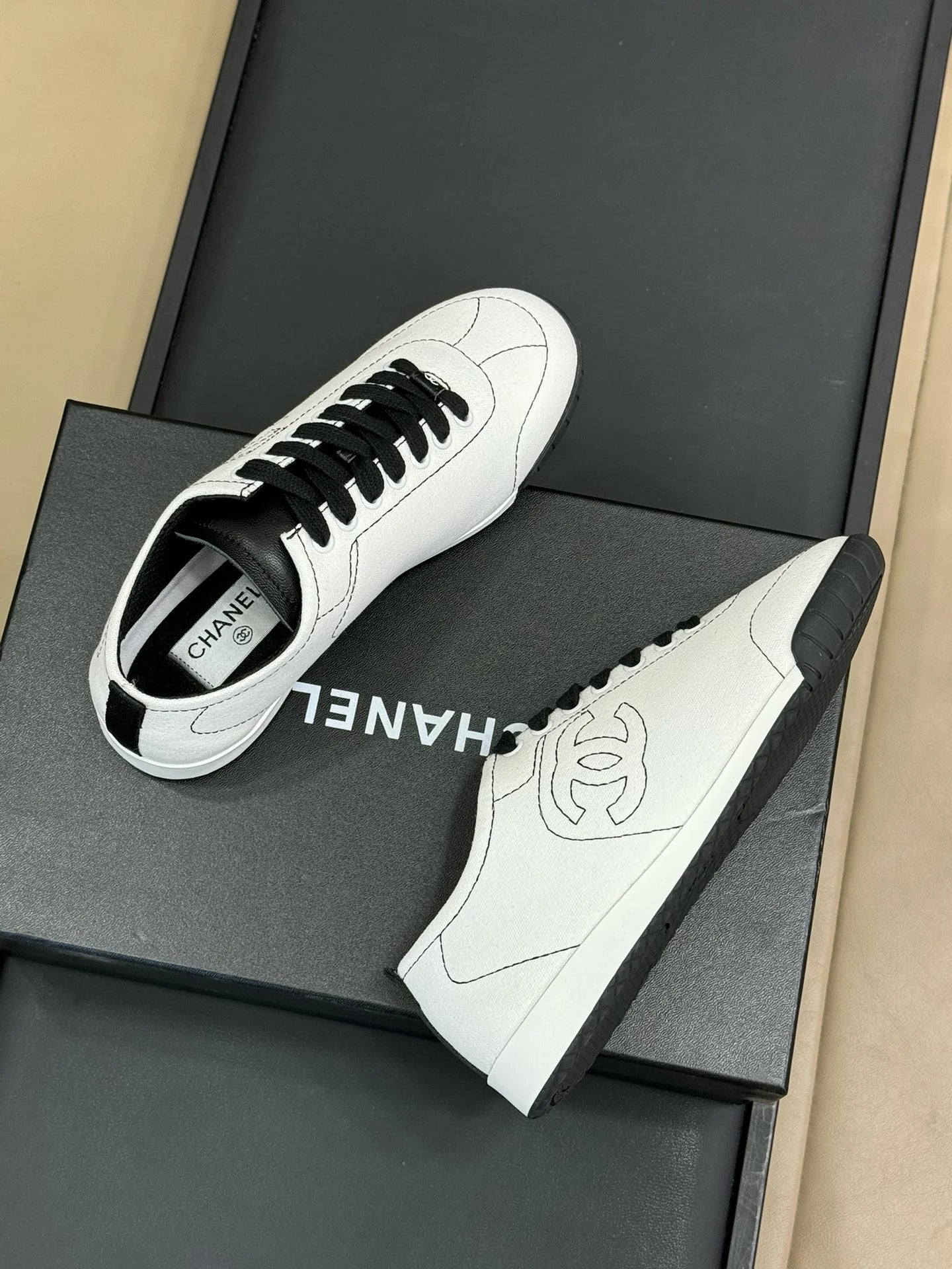 CHANEL SNEAKER