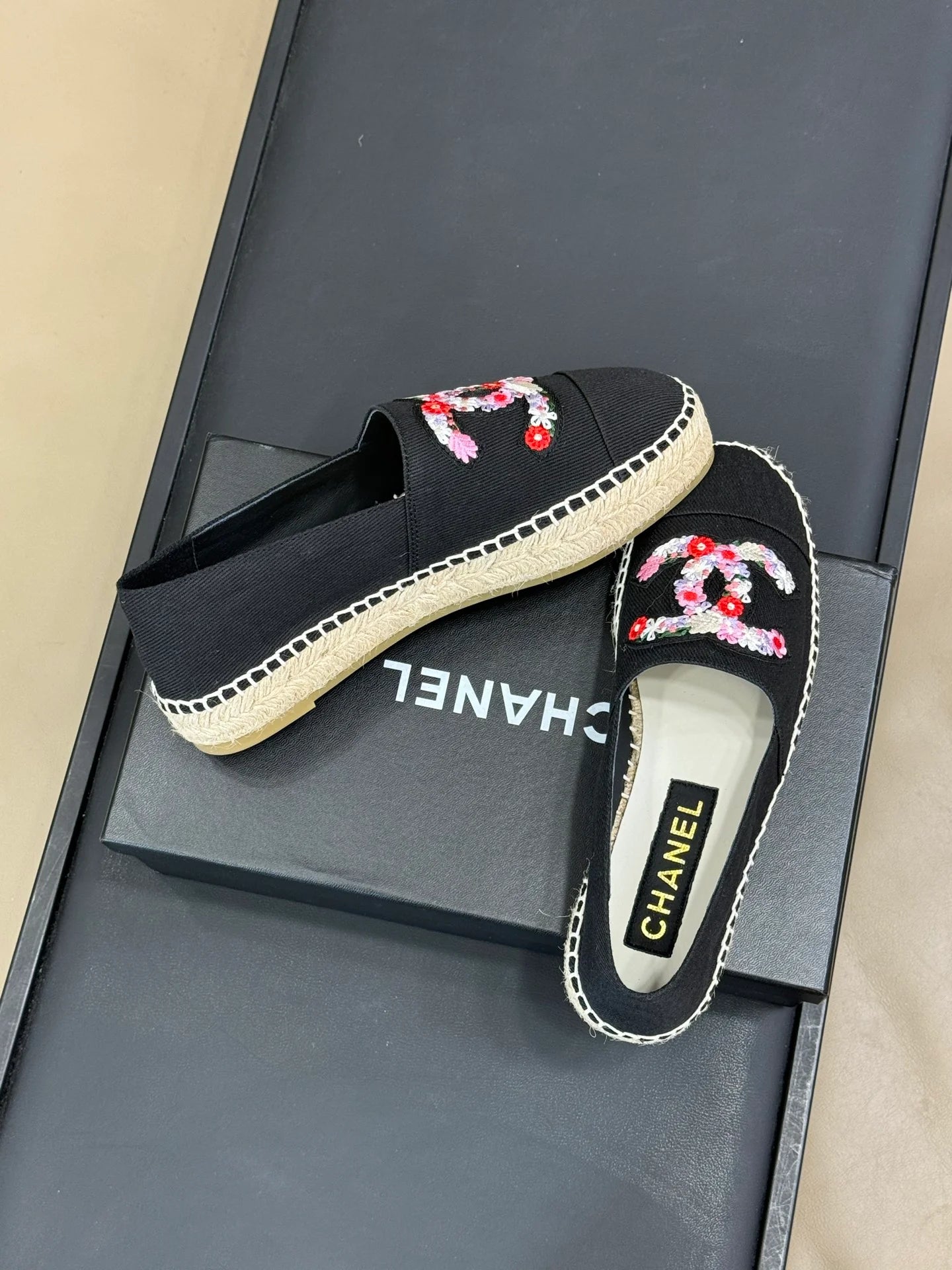 CHANEL SNEAKER