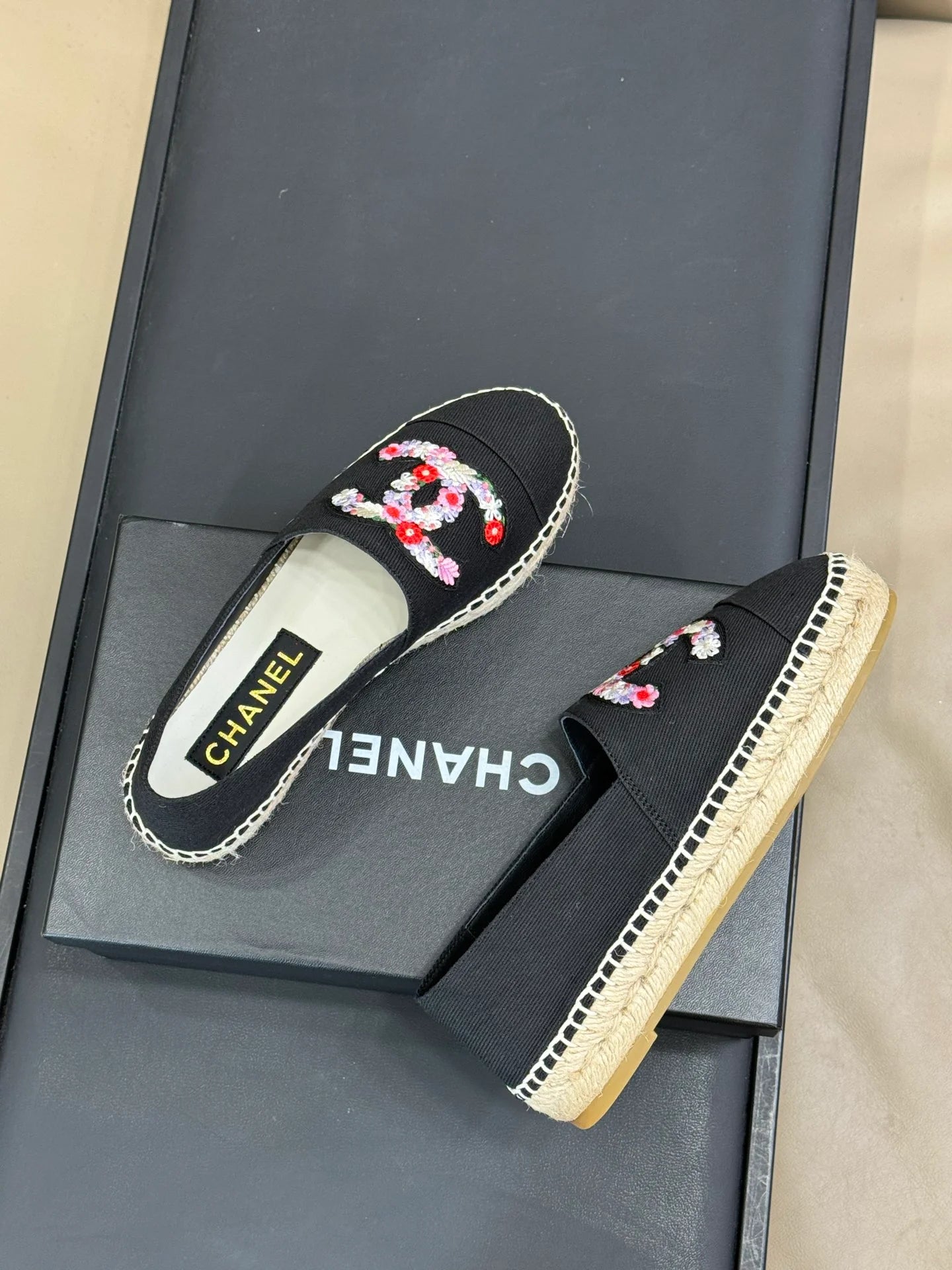 CHANEL SNEAKER