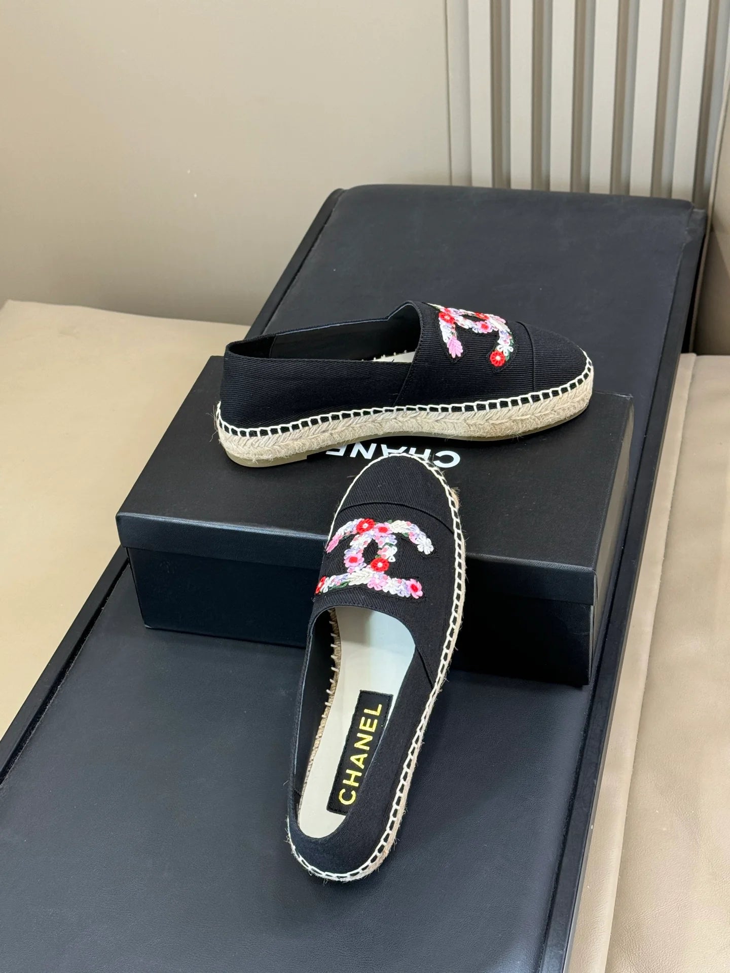 CHANEL SNEAKER