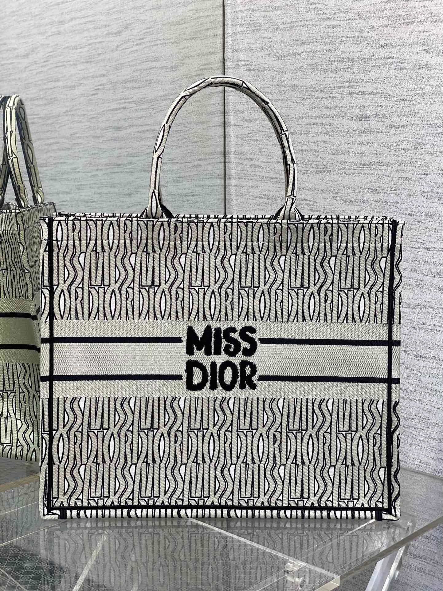DIOR TOTE BAG
