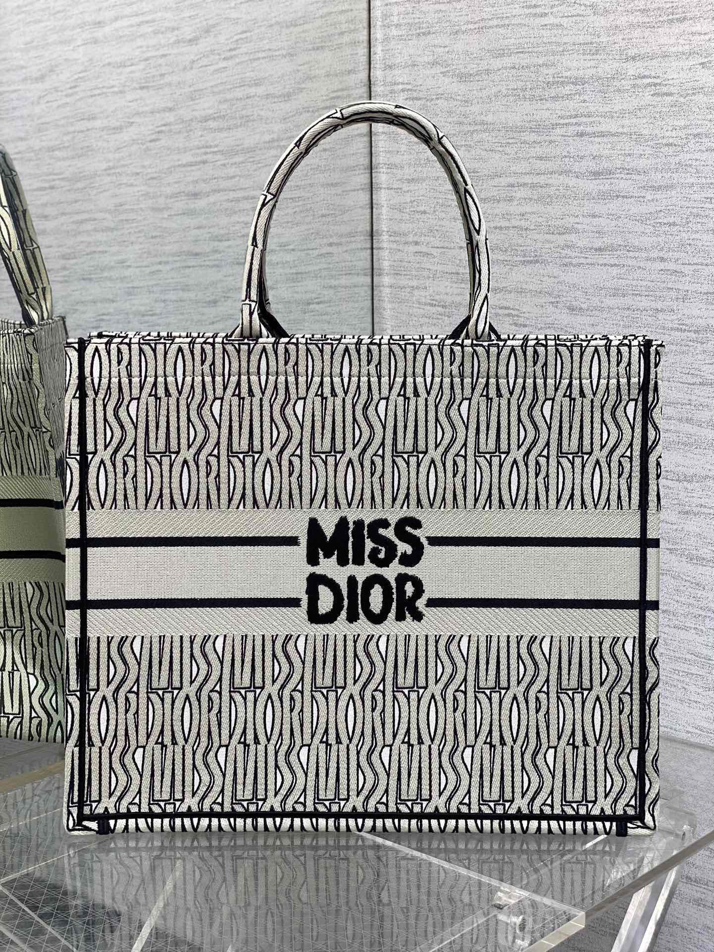 DIOR TOTE BAG