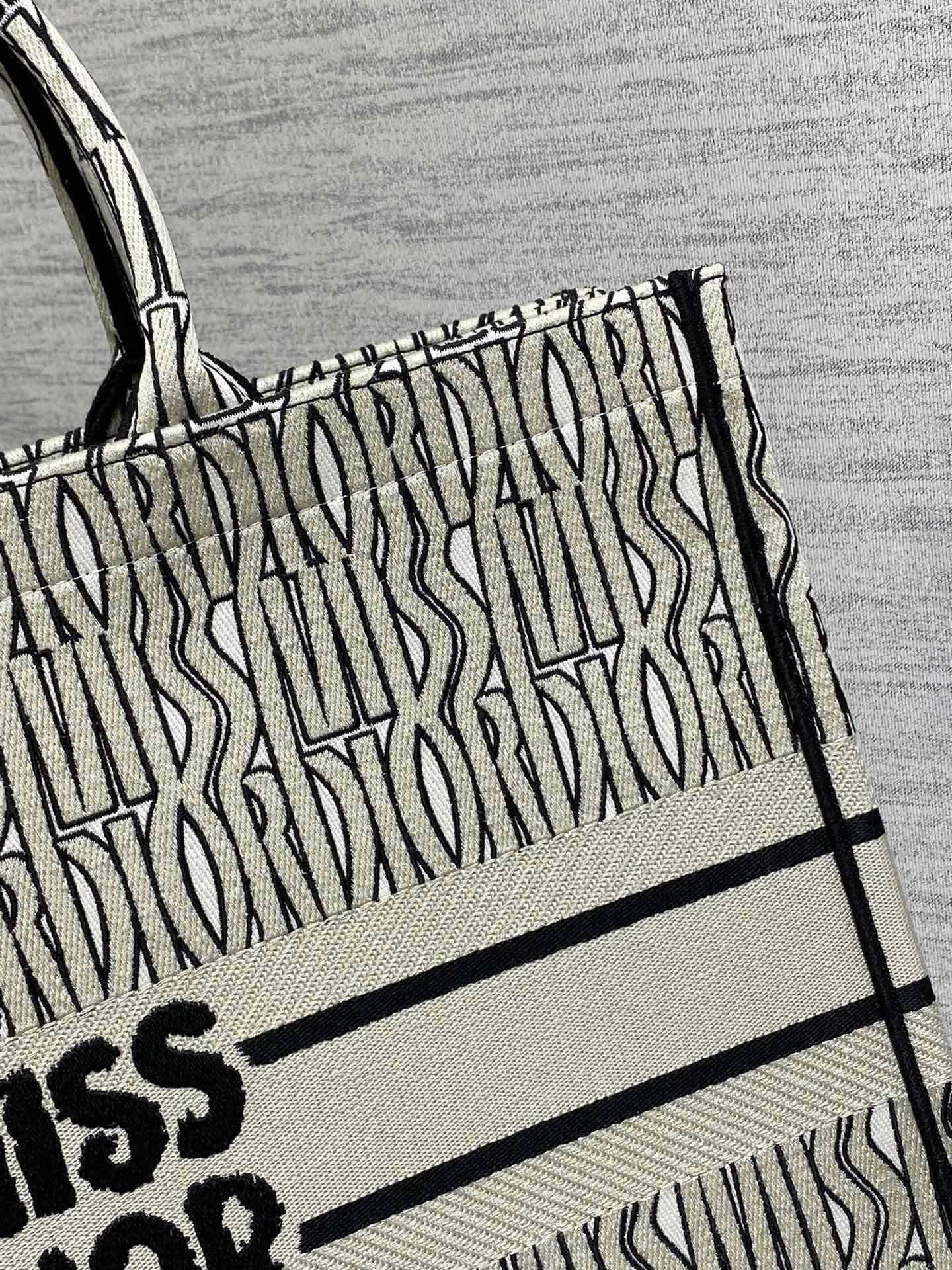 DIOR TOTE BAG