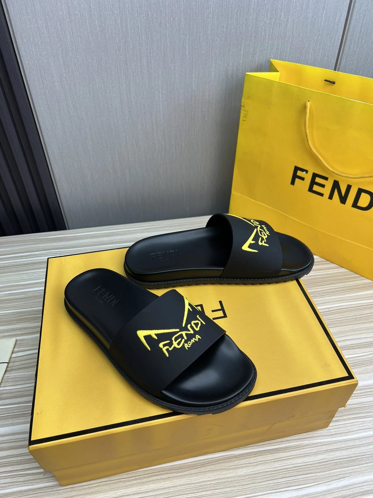 FENDI SANDAL