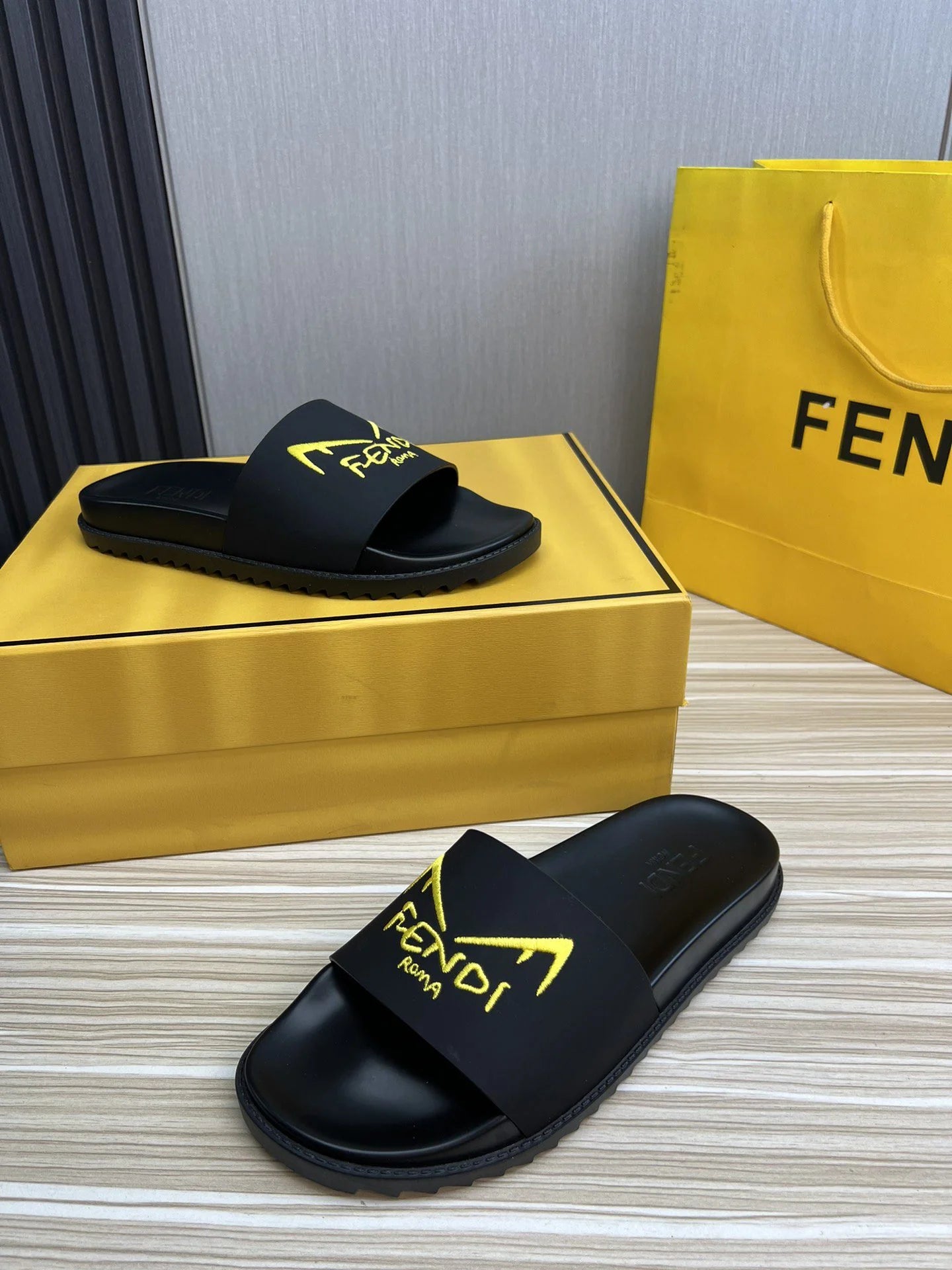 FENDI SANDAL