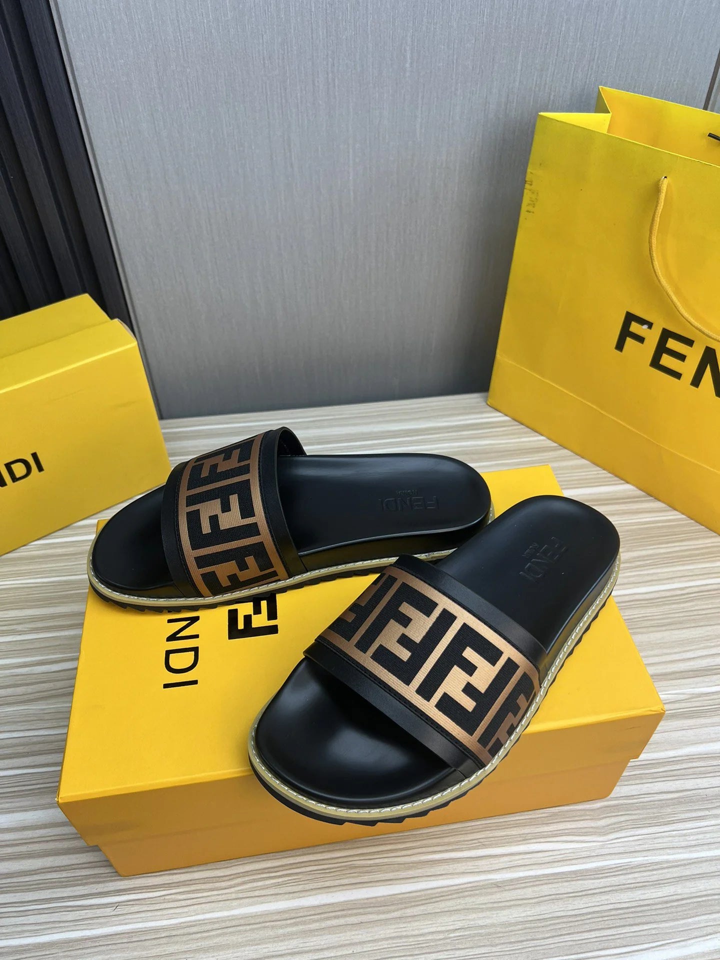 FENDI SANDAL
