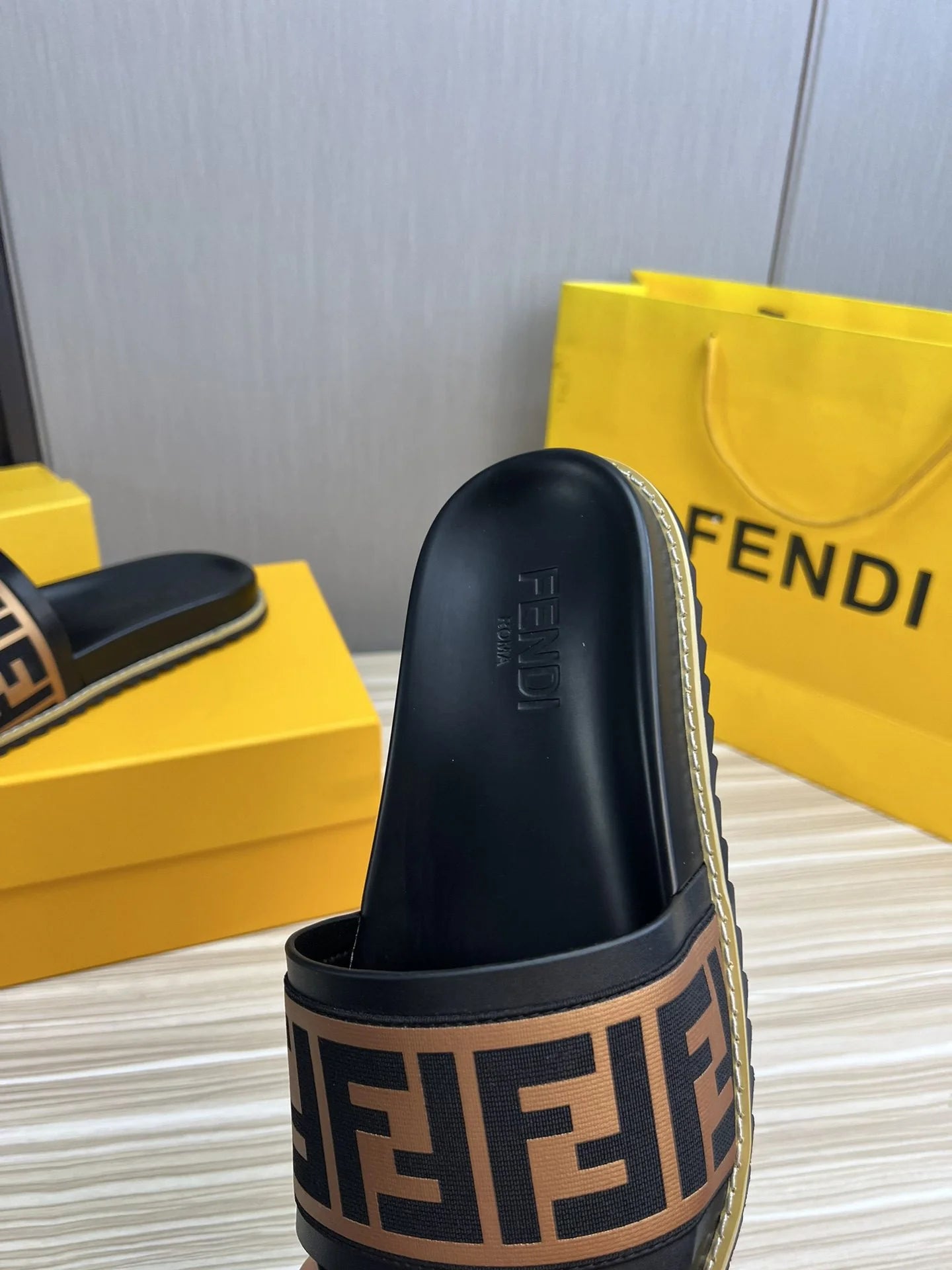 FENDI SANDAL