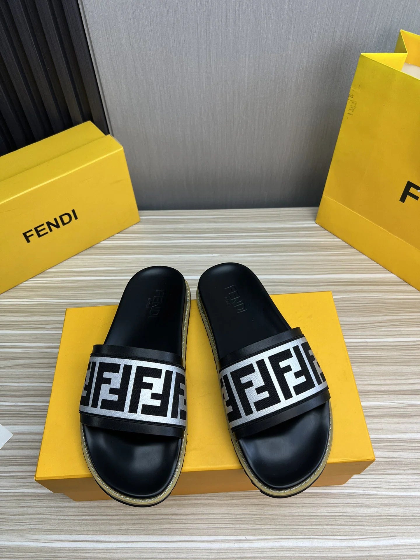 FENDI SANDAL