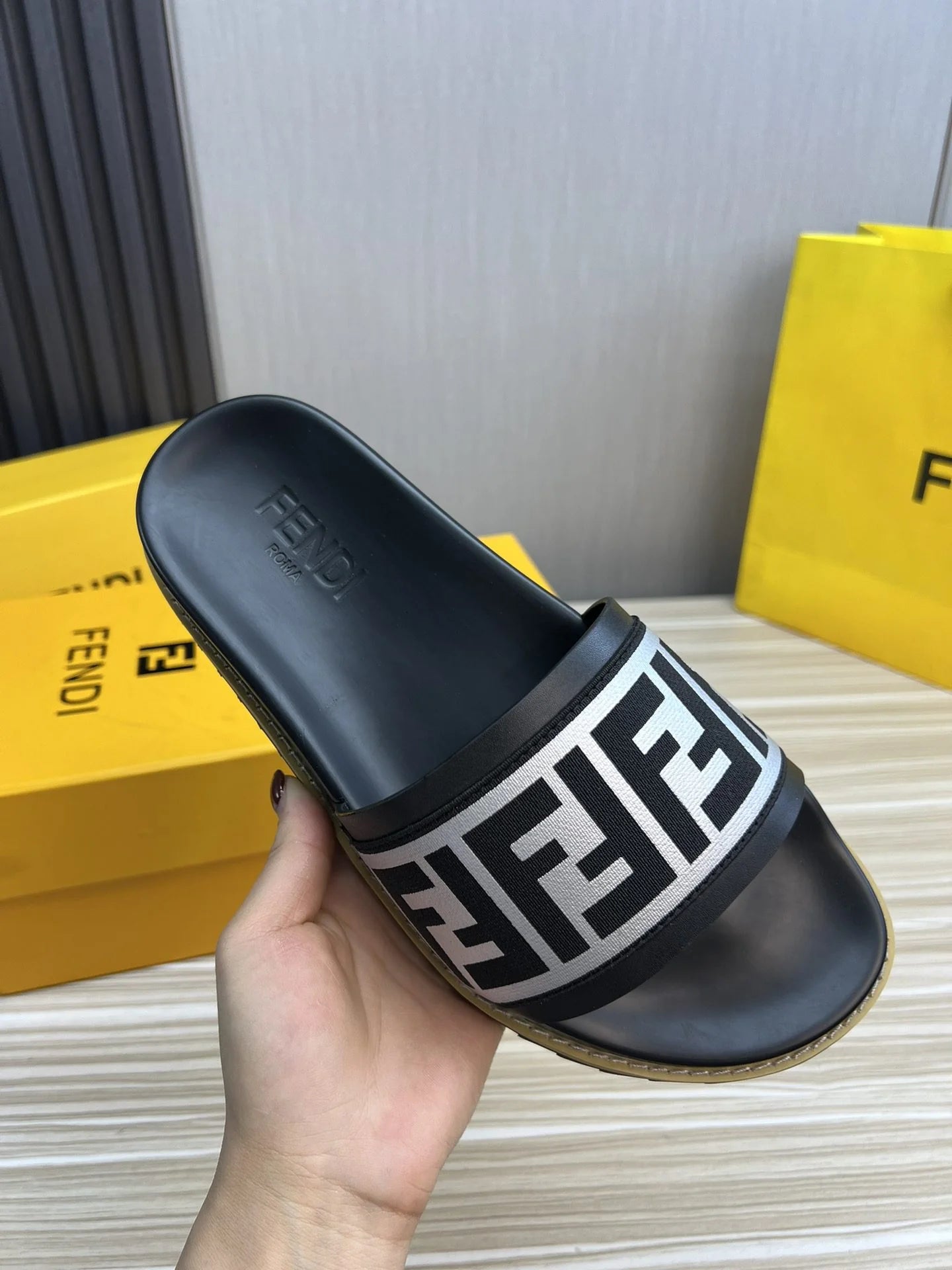 FENDI SANDAL