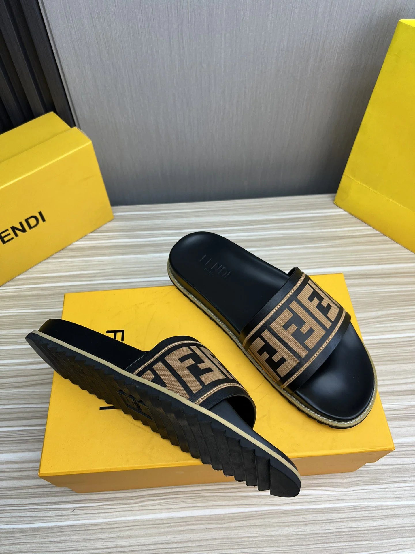 FENDI SANDAL