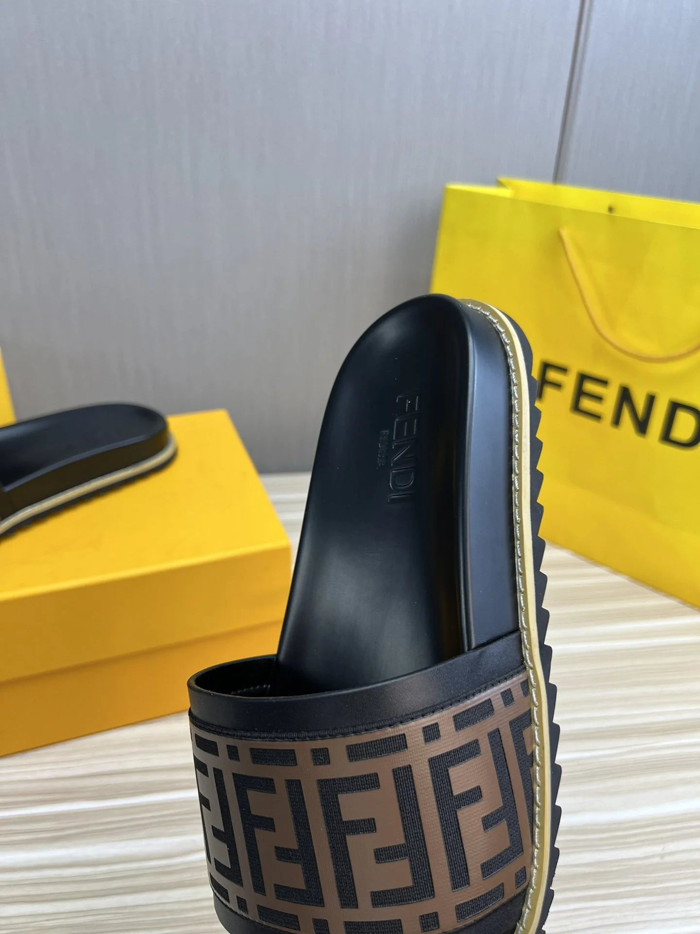 FENDI SANDAL