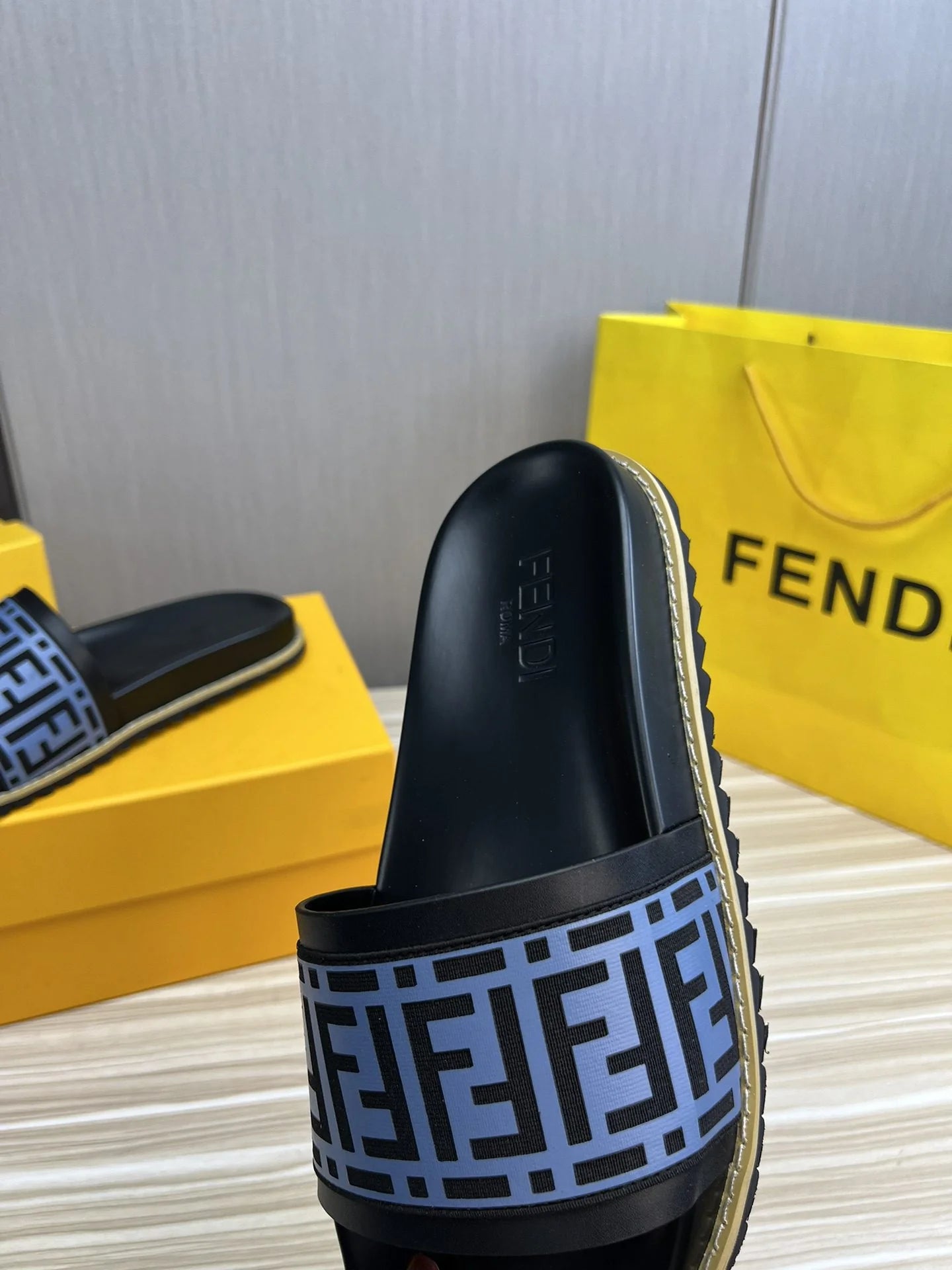 FENDI SANDAL