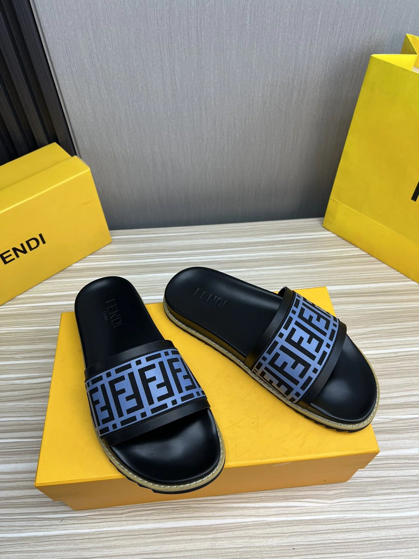 FENDI SANDAL