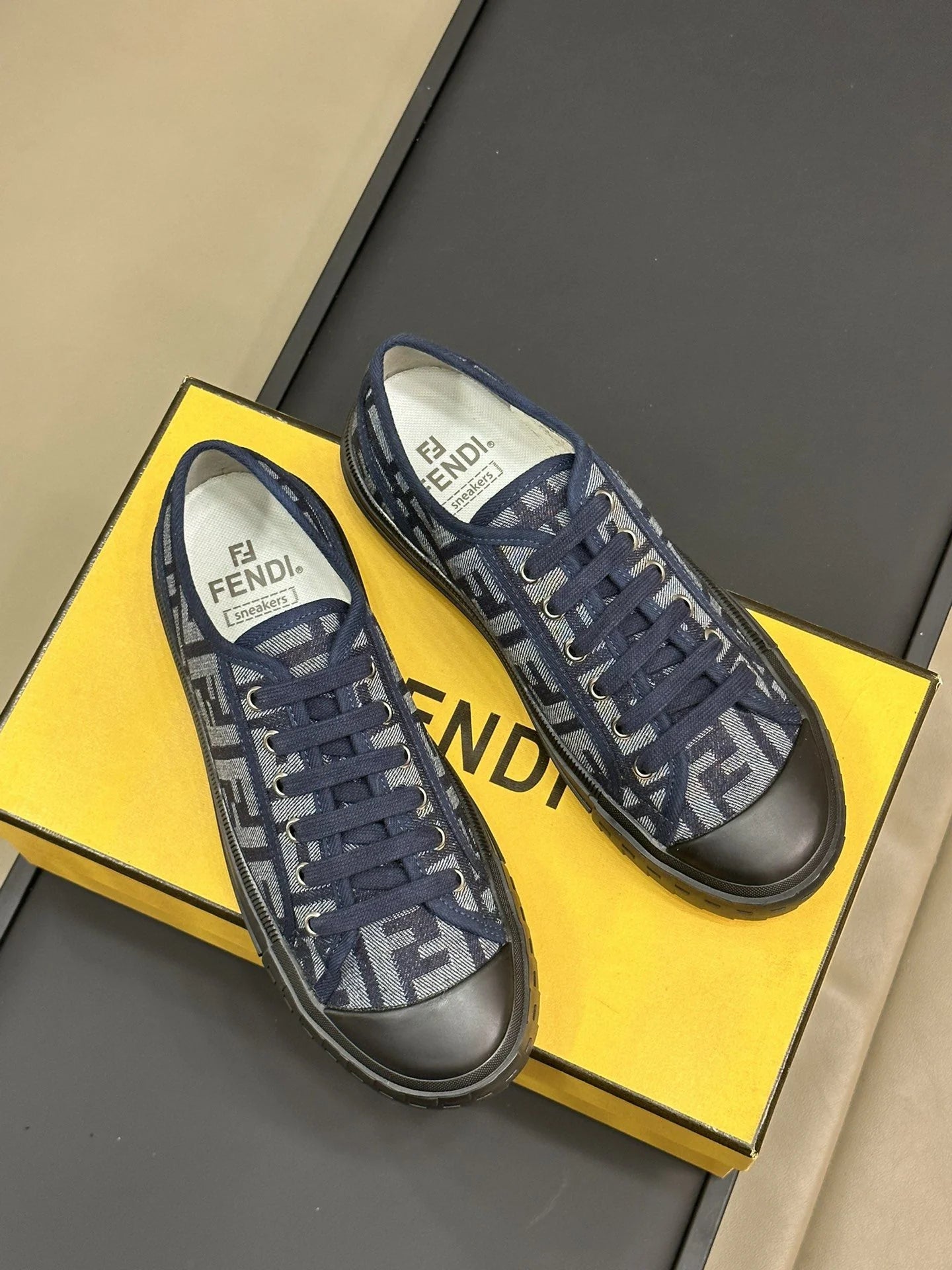 FENDI SNEAKER
