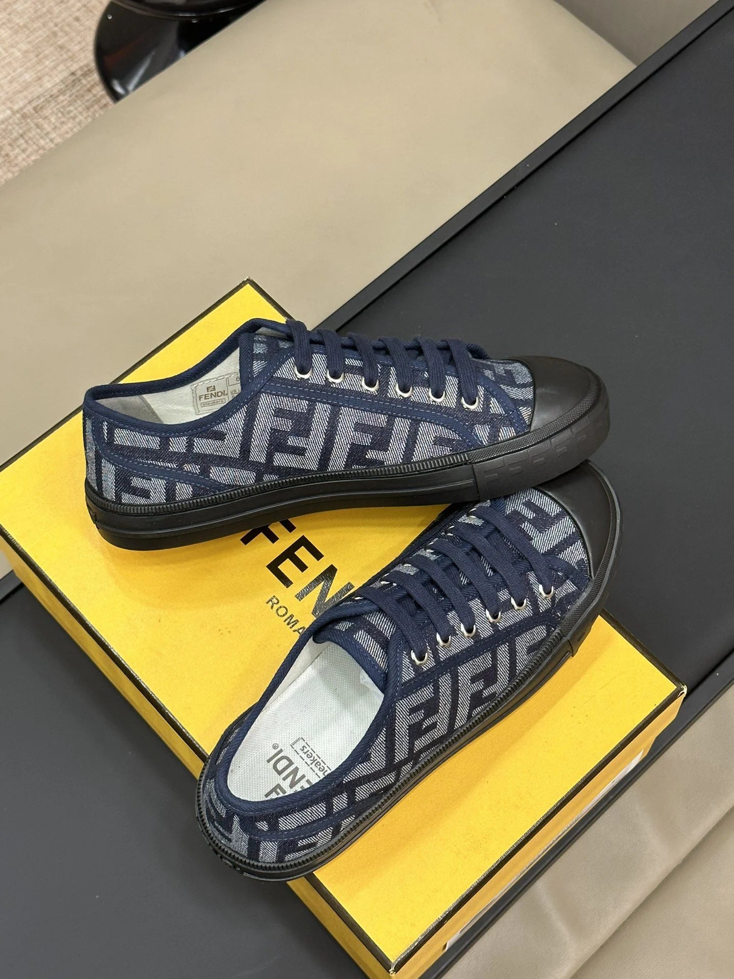 FENDI SNEAKER