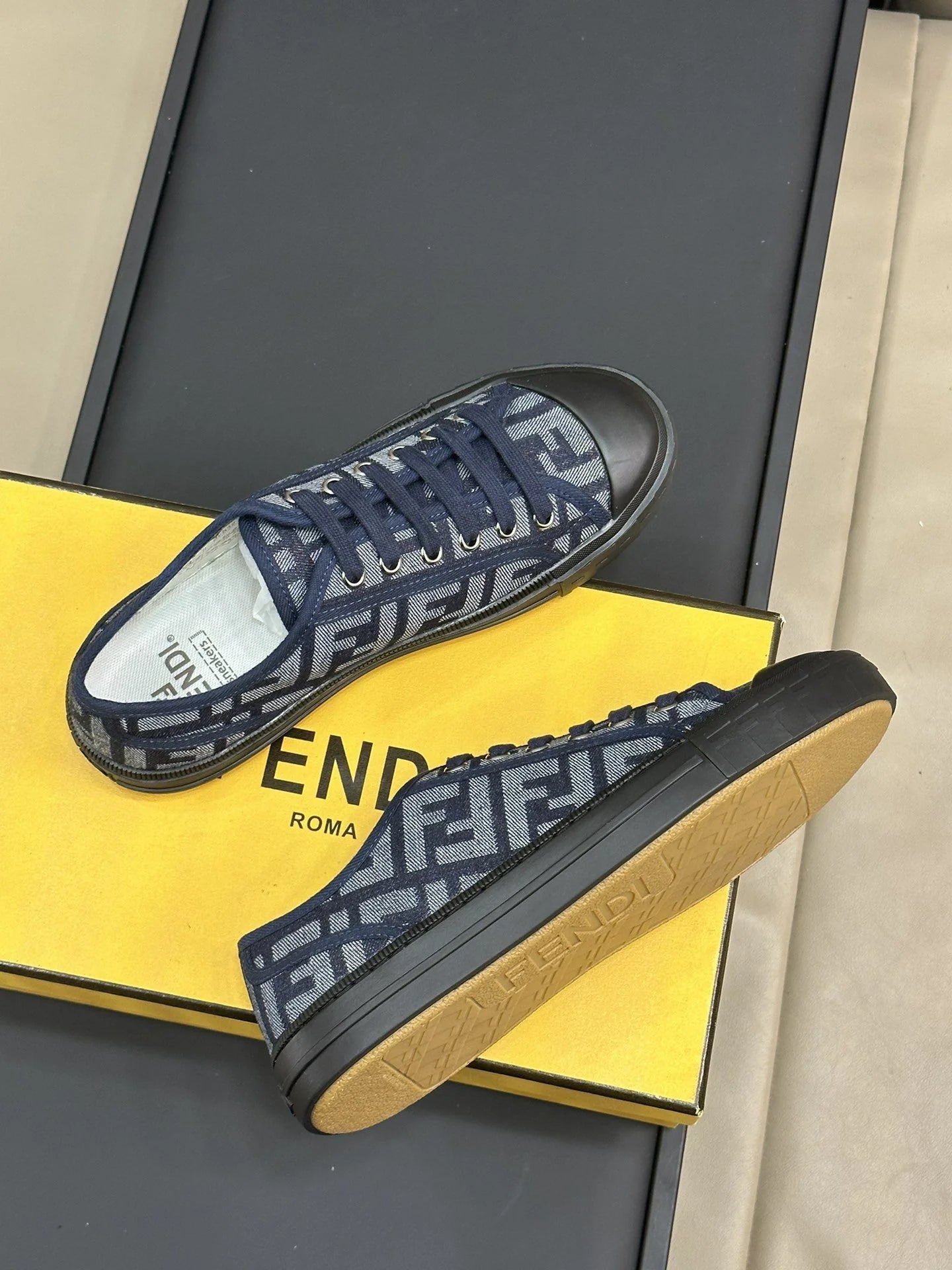 FENDI SNEAKER