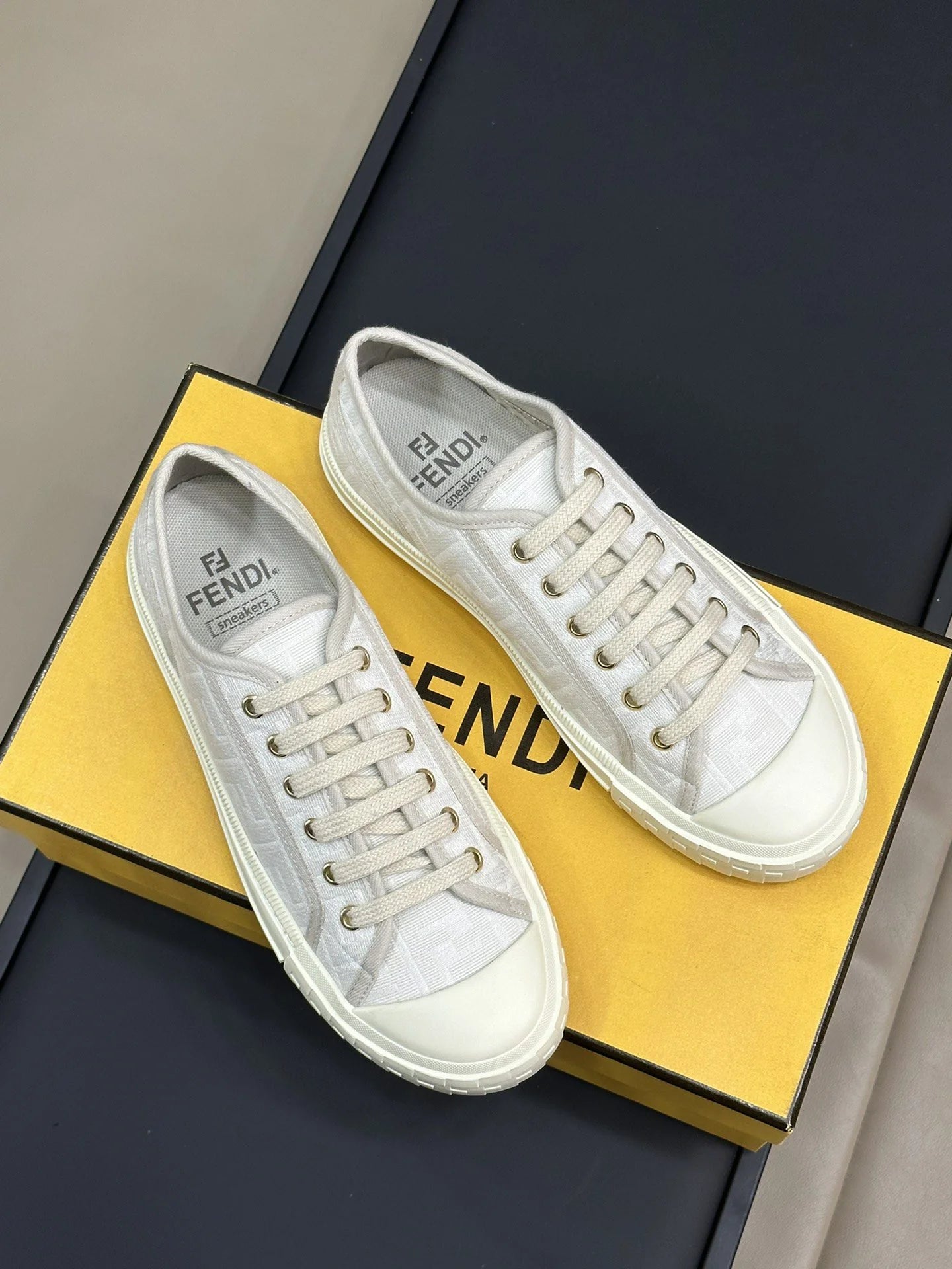 FENDI SNEAKER