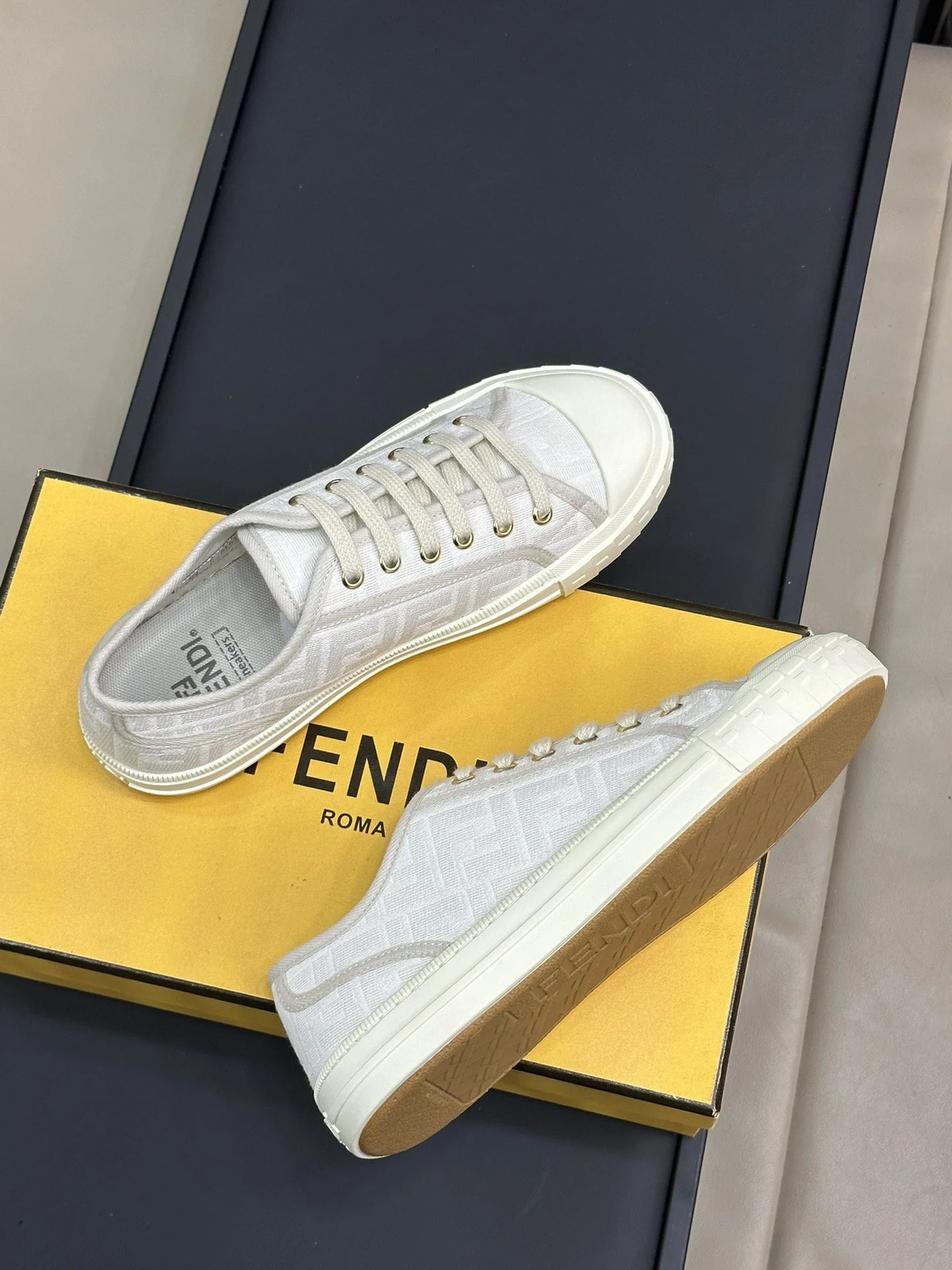 FENDI SNEAKER