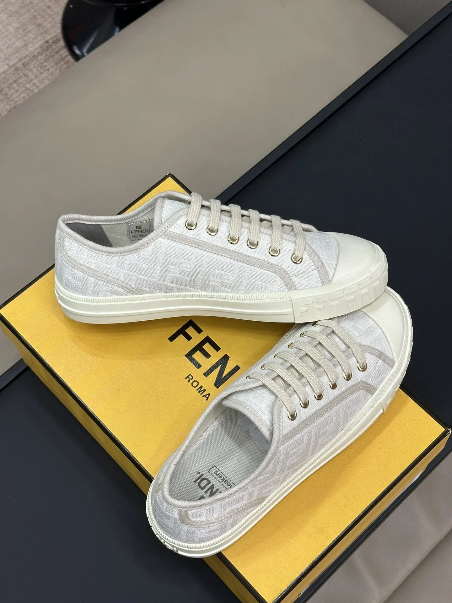 FENDI SNEAKER