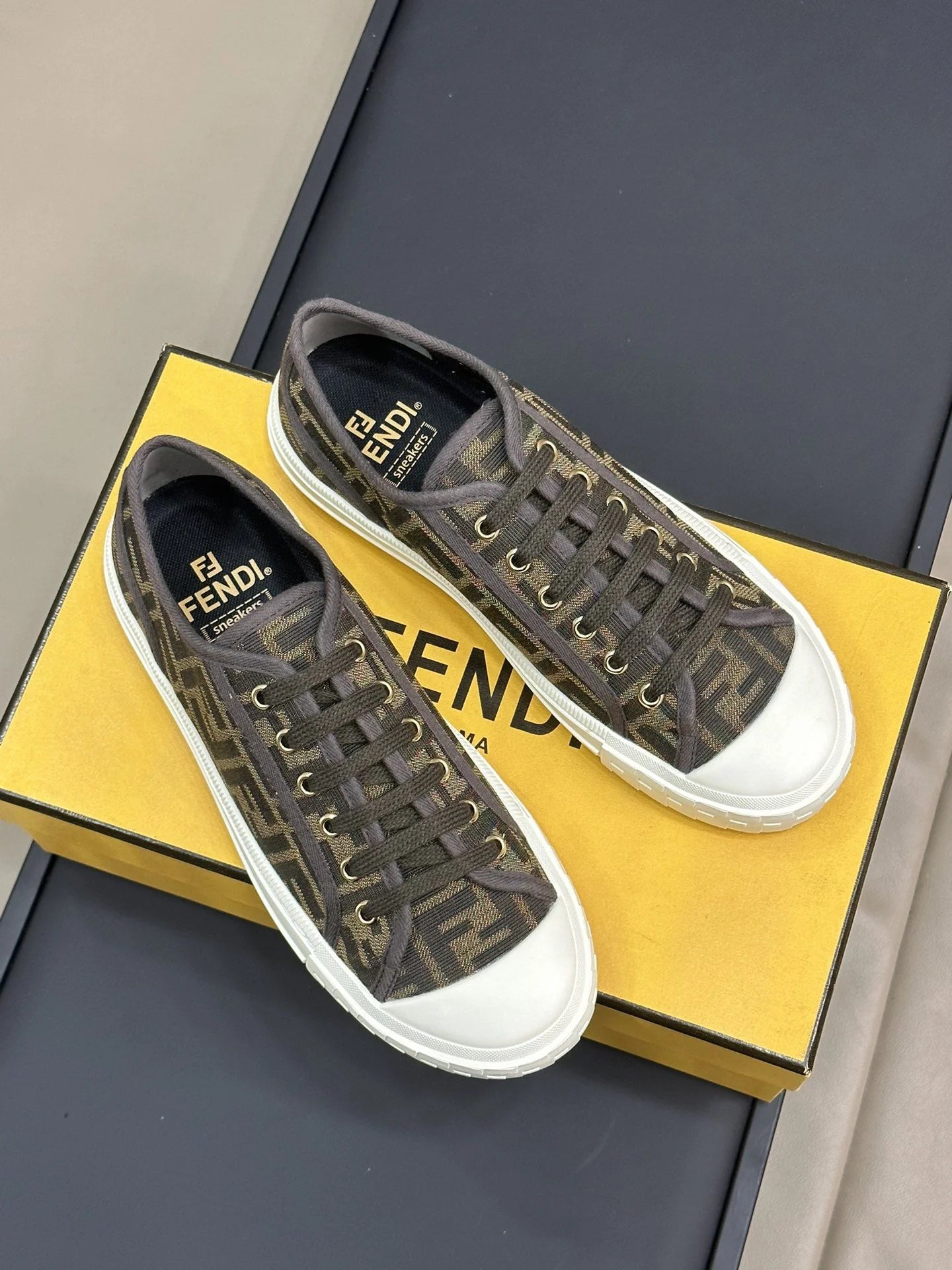 FENDI SNEAKER