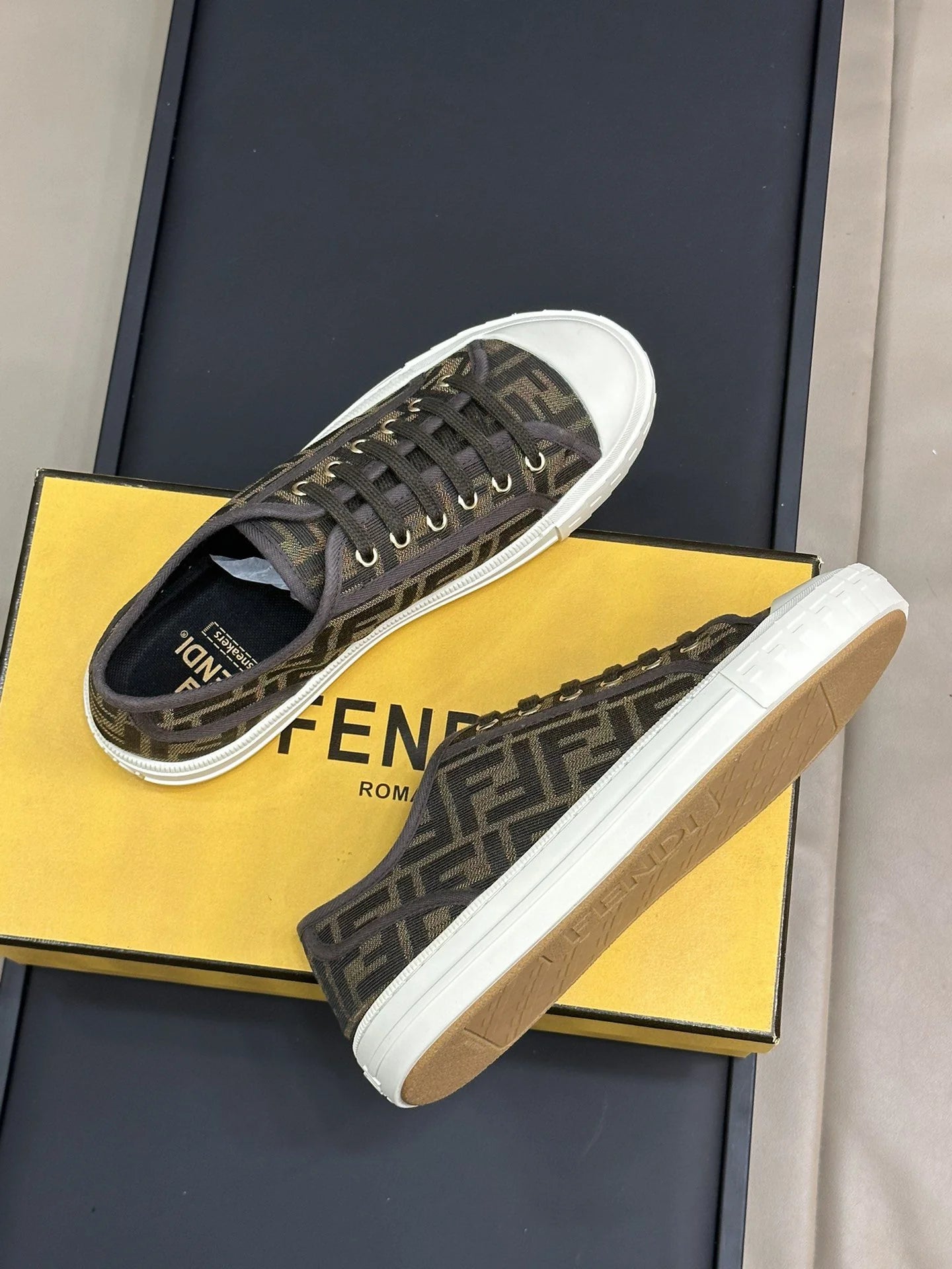 FENDI SNEAKER