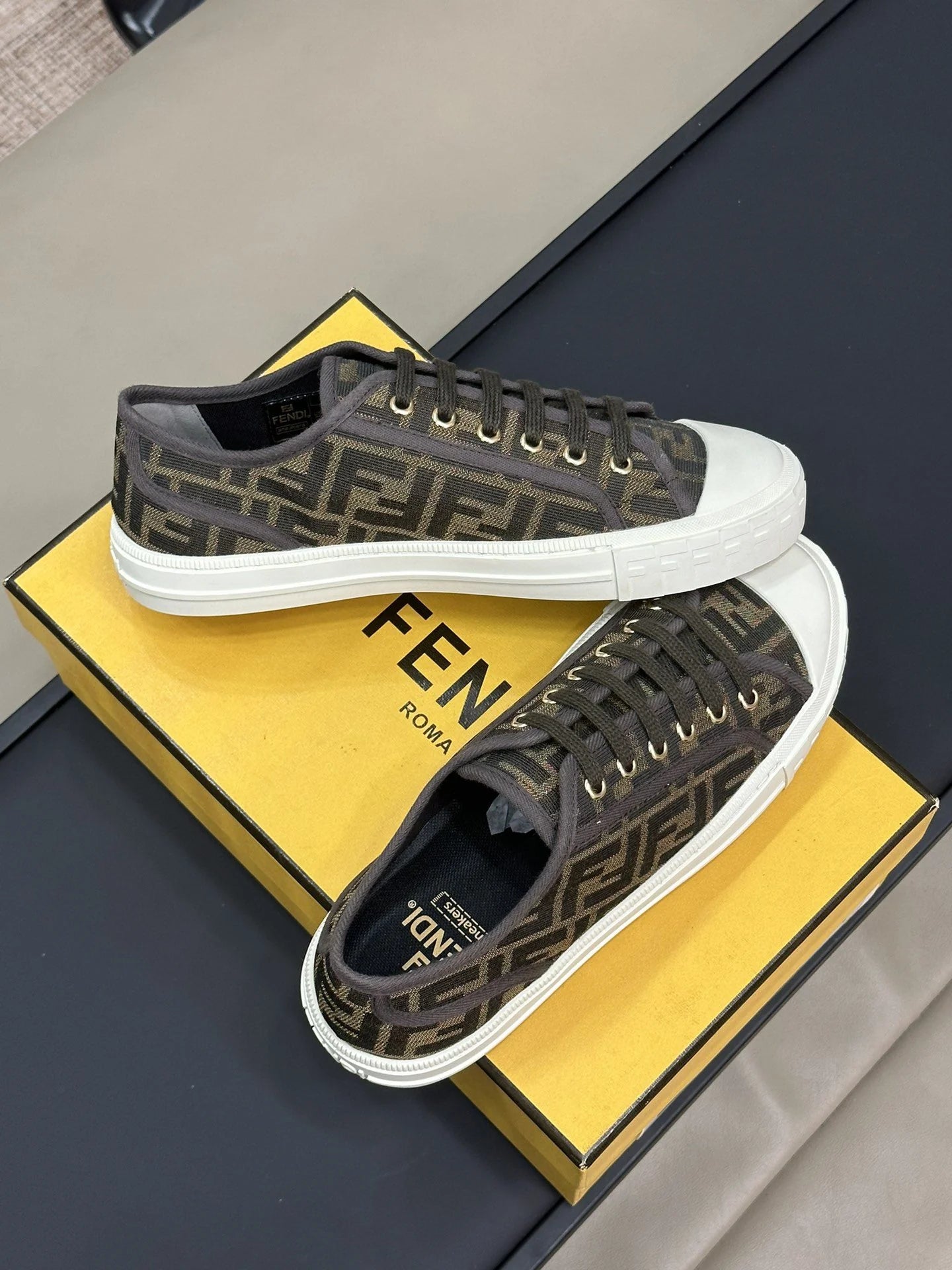 FENDI SNEAKER