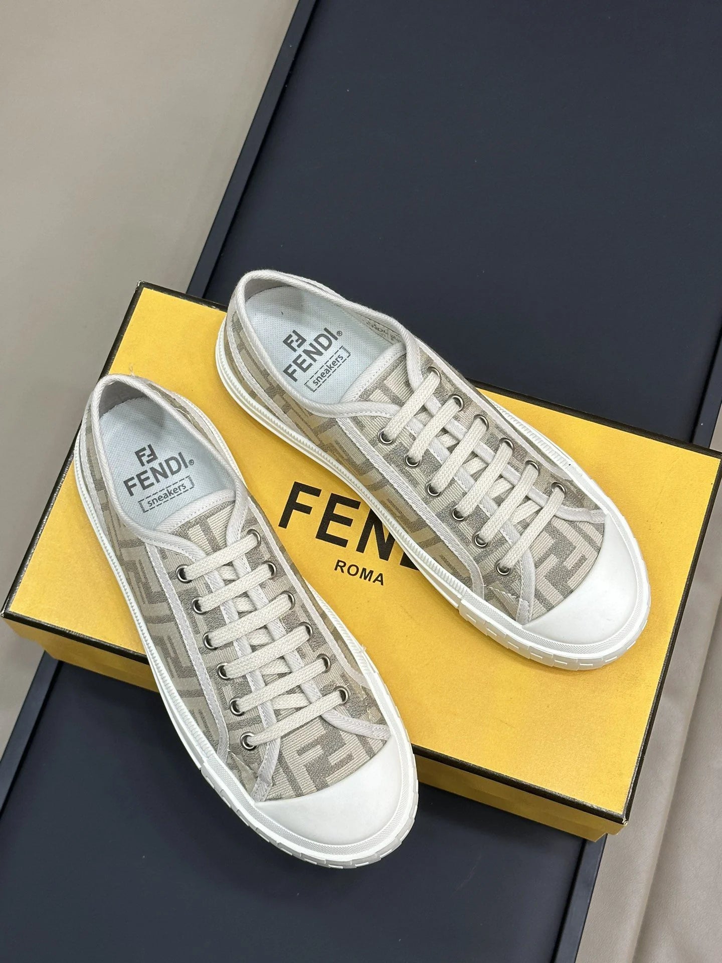 FENDI SNEAKER