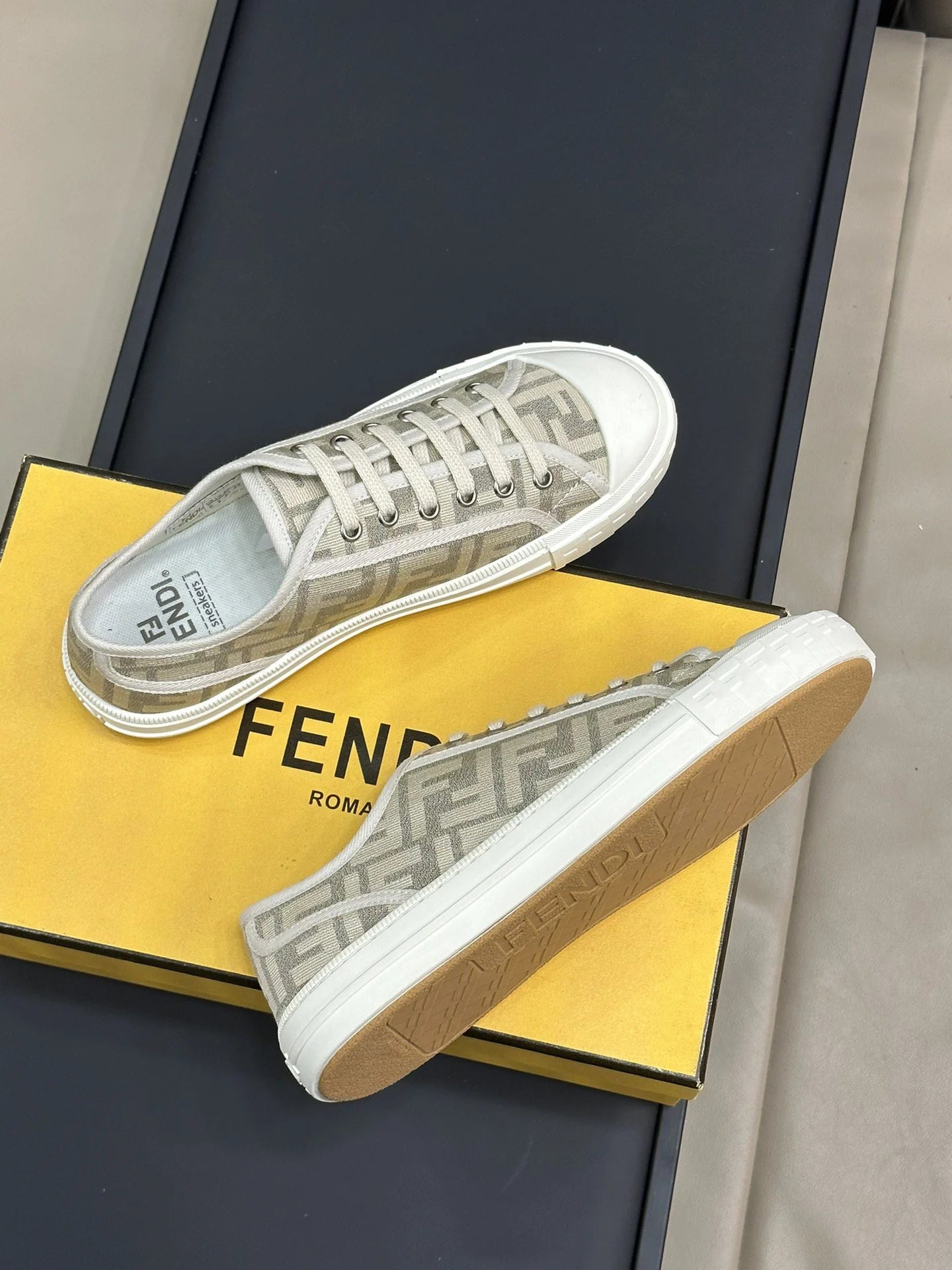 FENDI SNEAKER