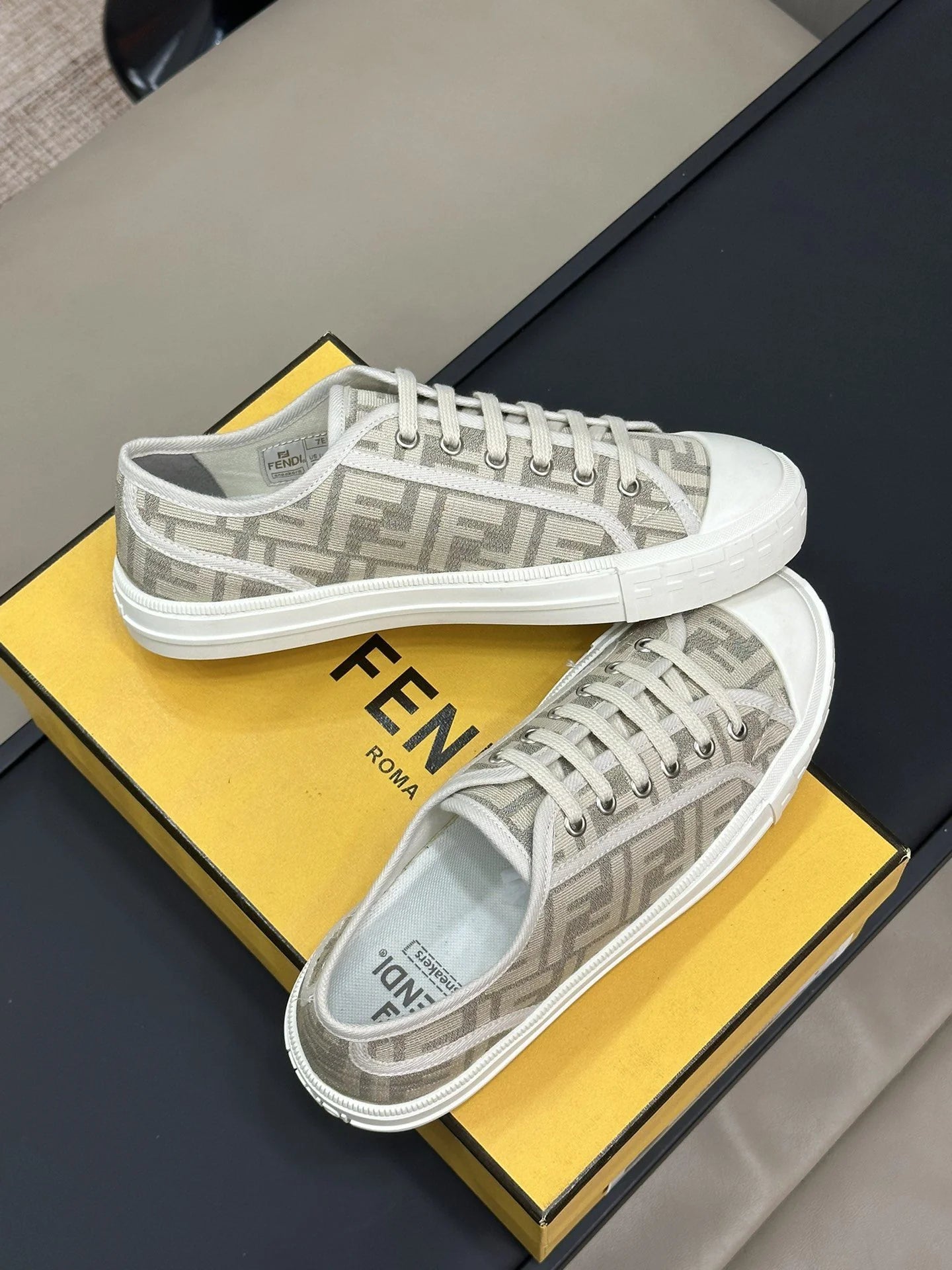 FENDI SNEAKER