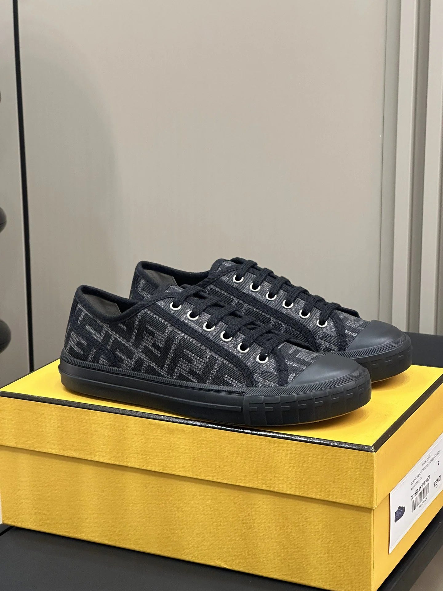 FENDI SNEAKER