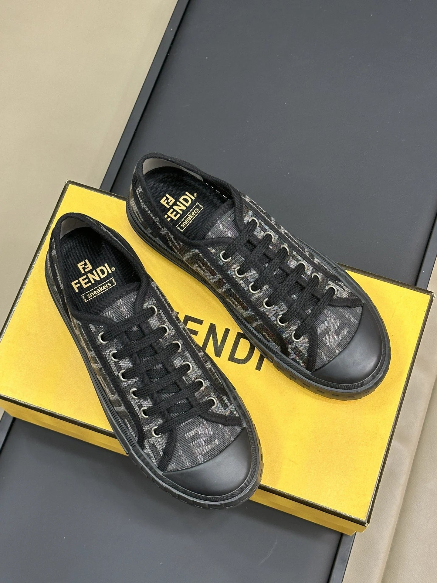 FENDI SNEAKER