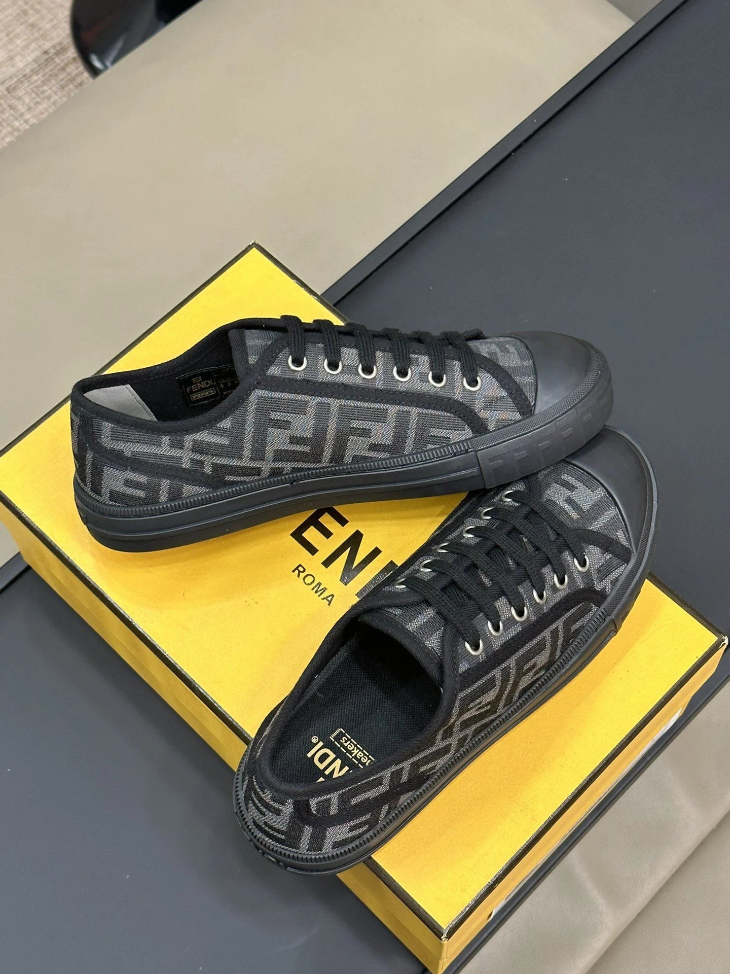 FENDI SNEAKER