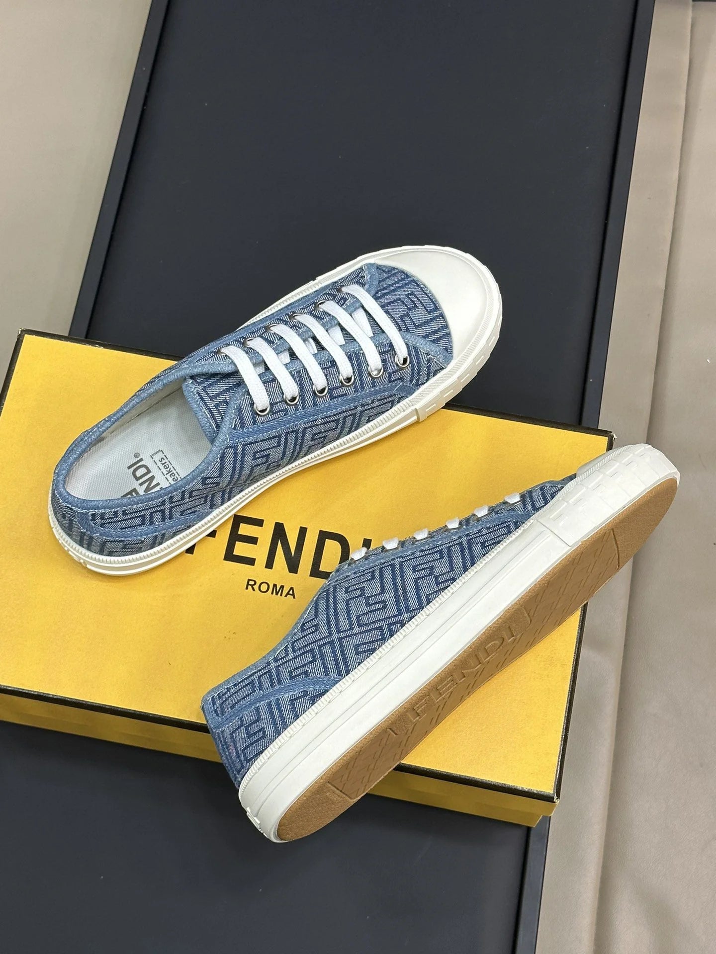 FENDI SNEAKER