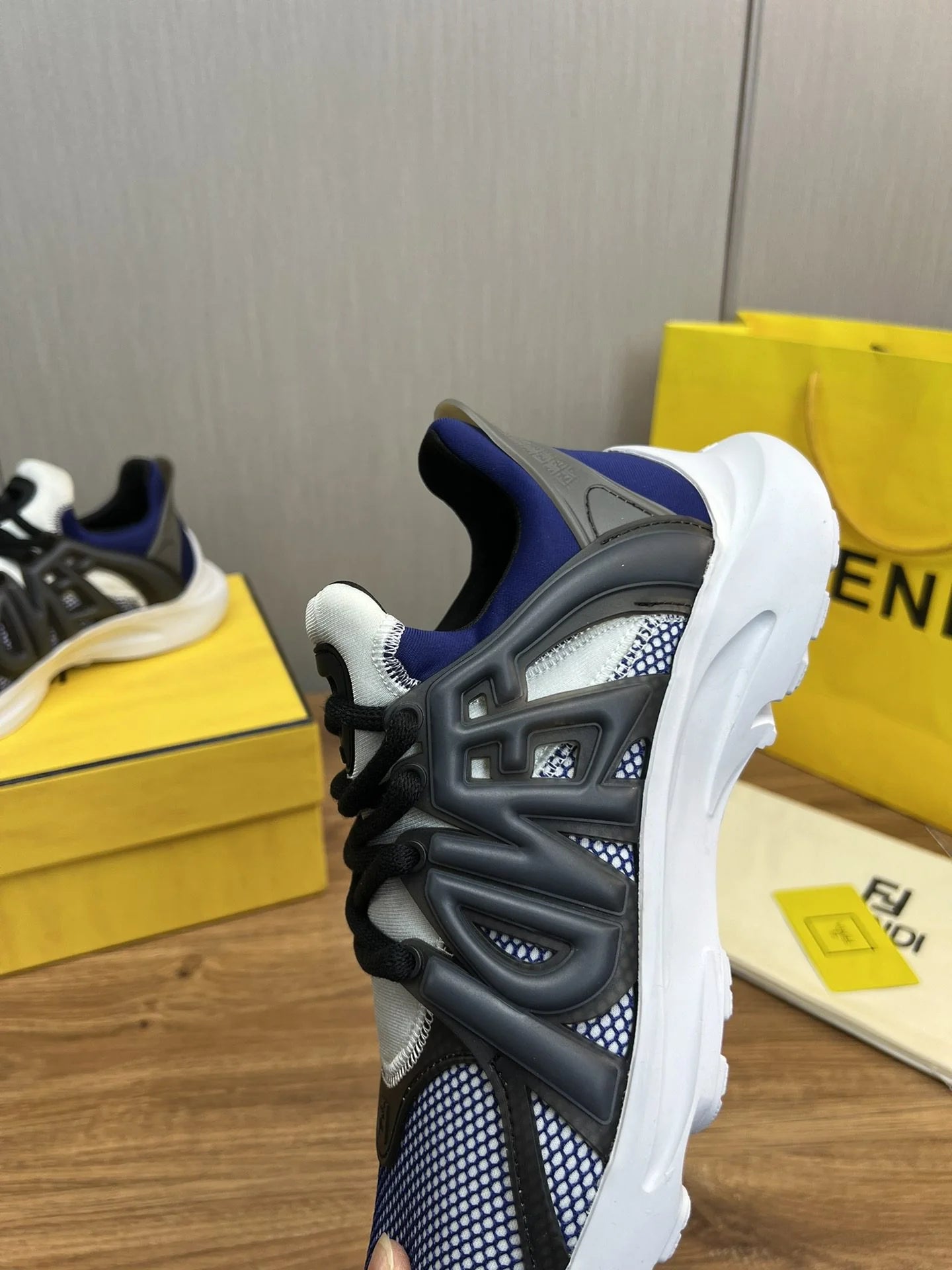 FENDI SNEAKER