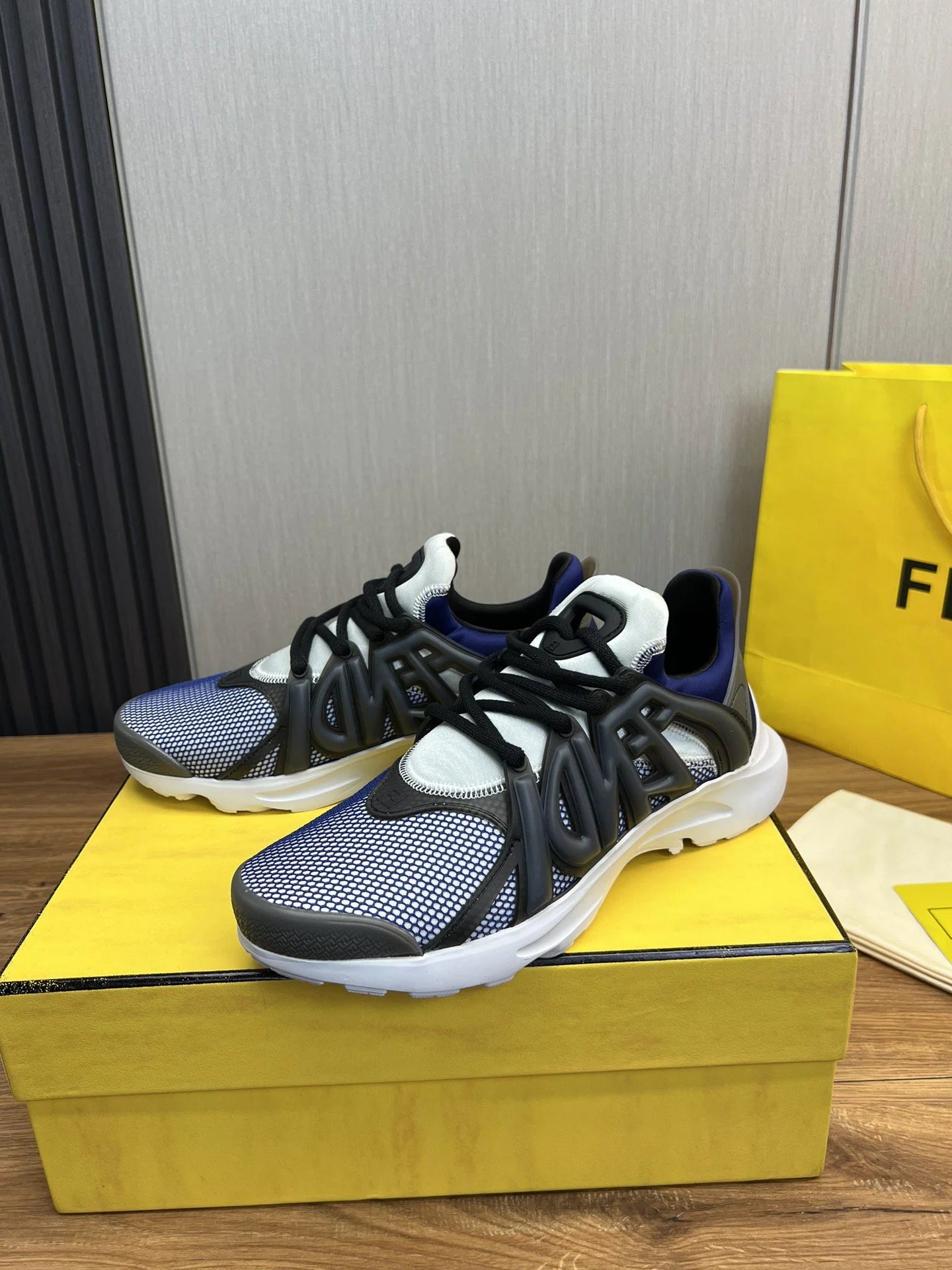 FENDI SNEAKER