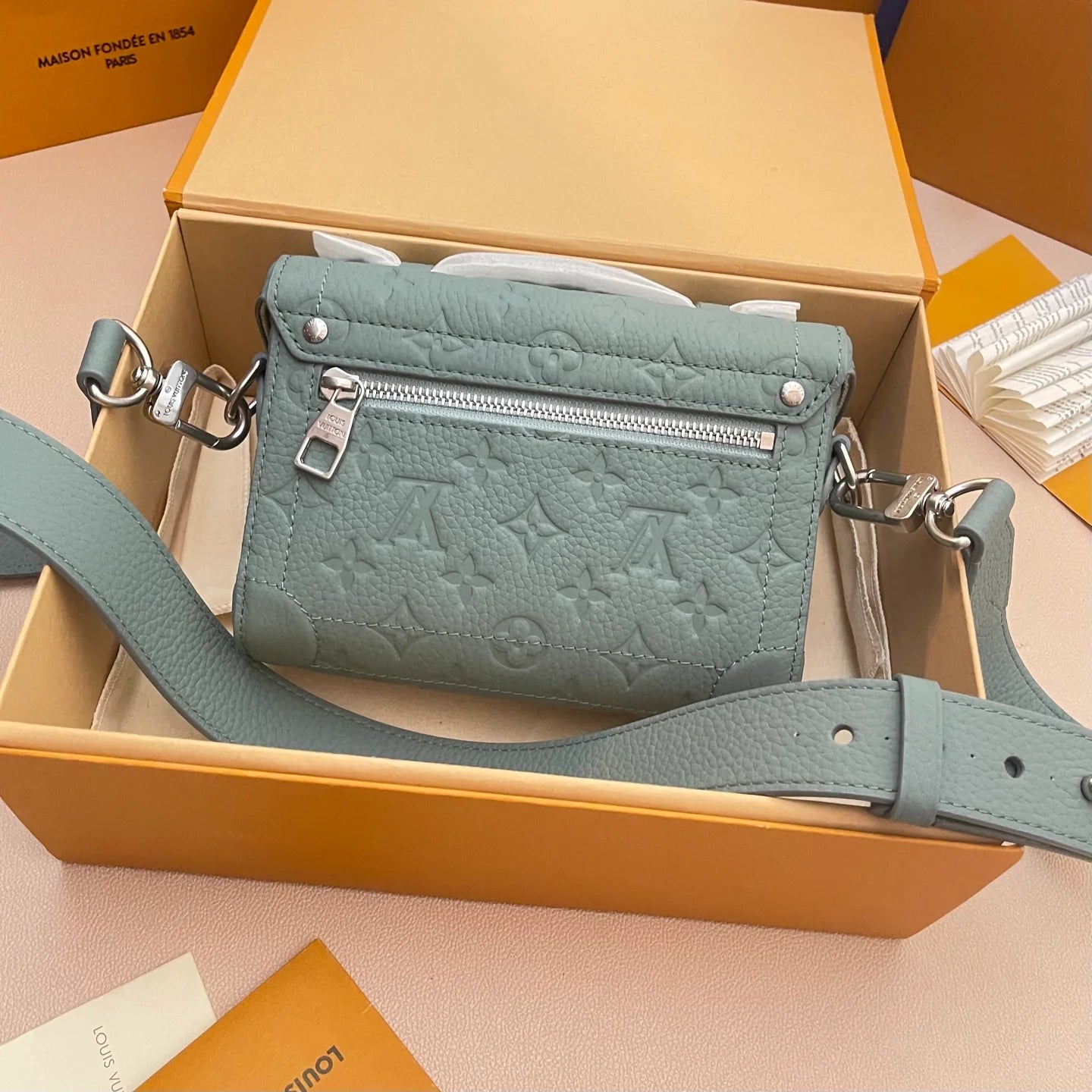 LV BAG M