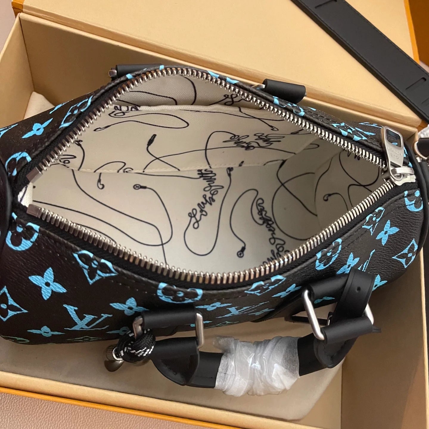 LV BAG M
