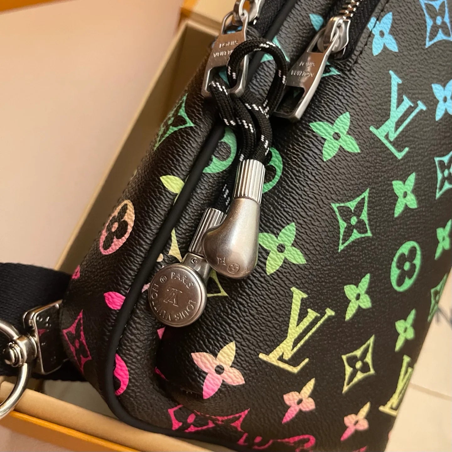 LV BAG M