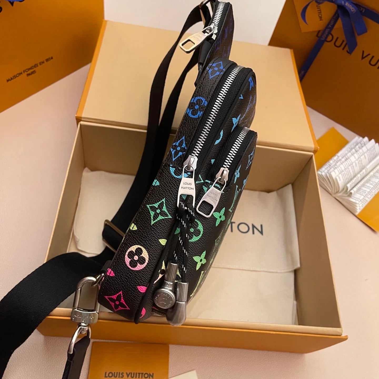 LV BAG M