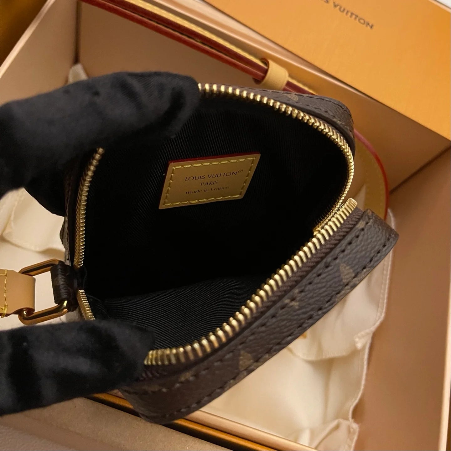 LV BAG M
