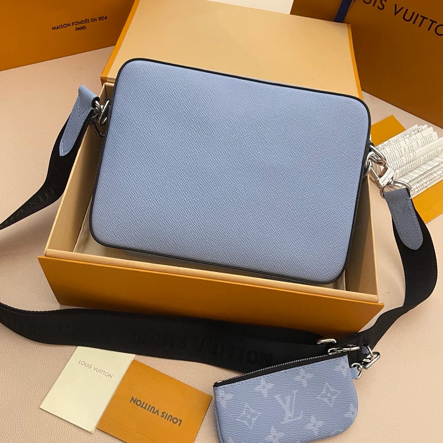 LV BAG M