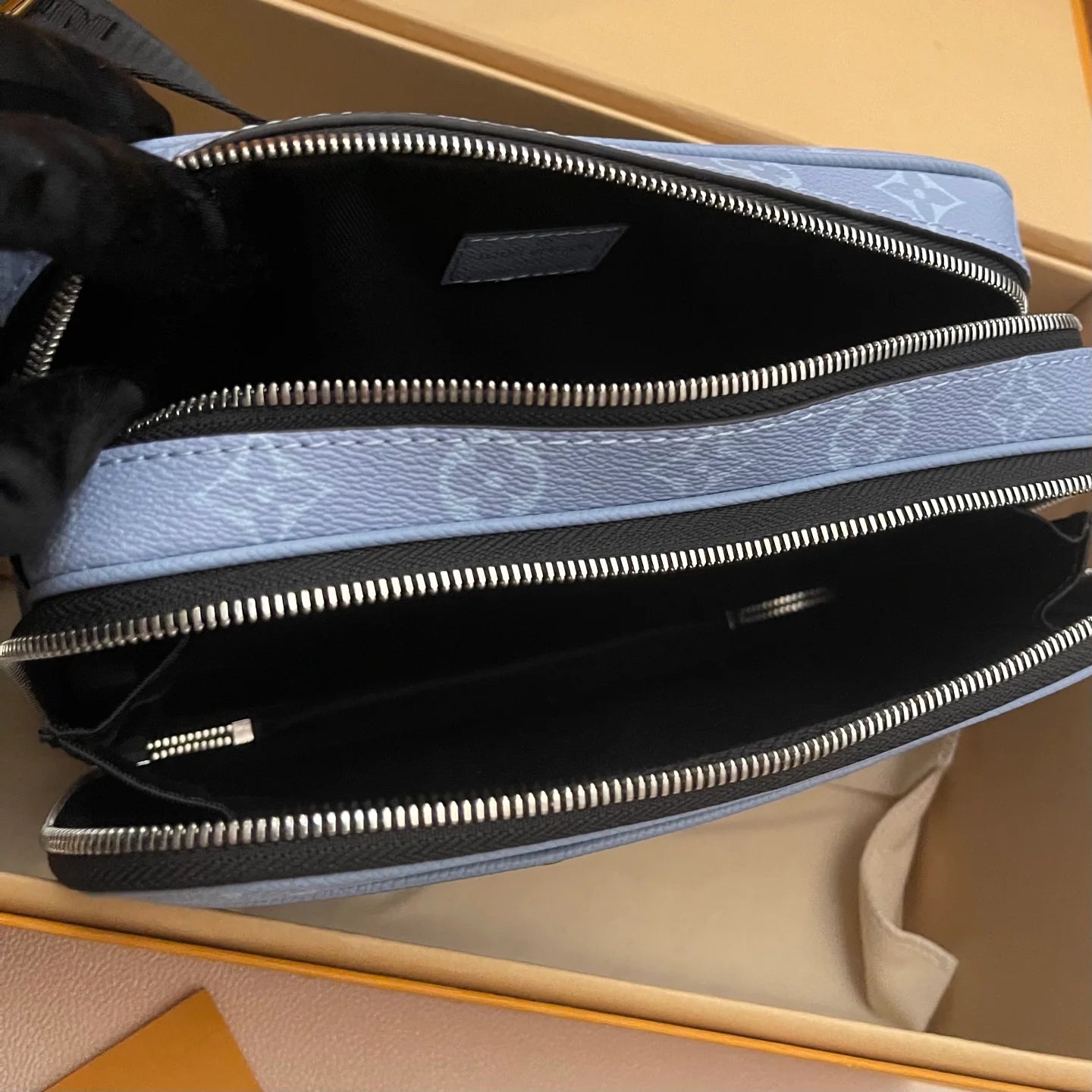 LV BAG M