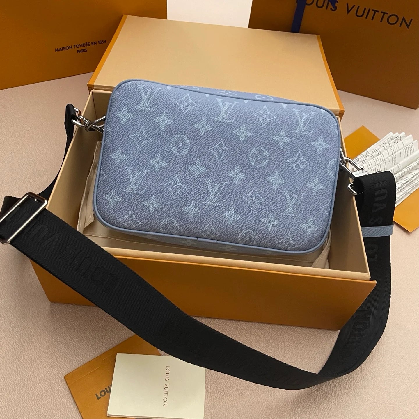 LV BAG M