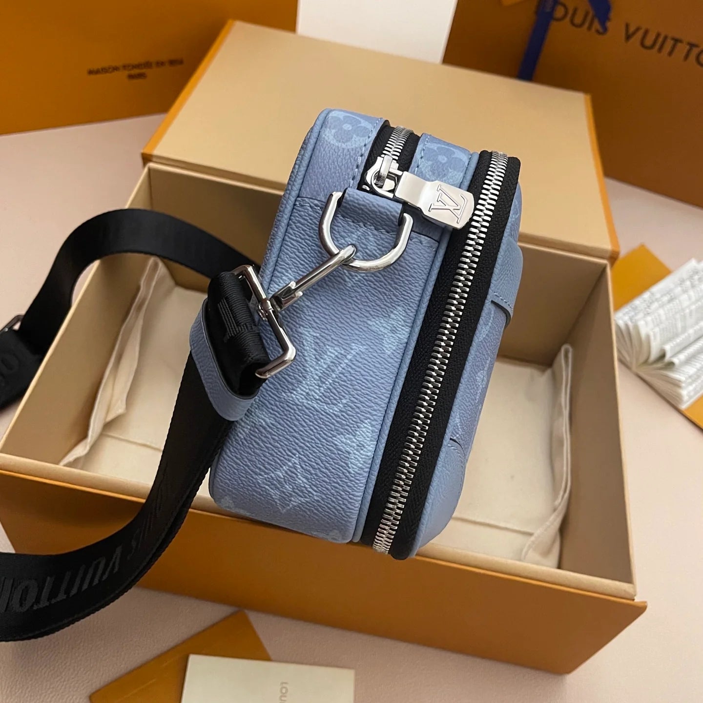 LV BAG M